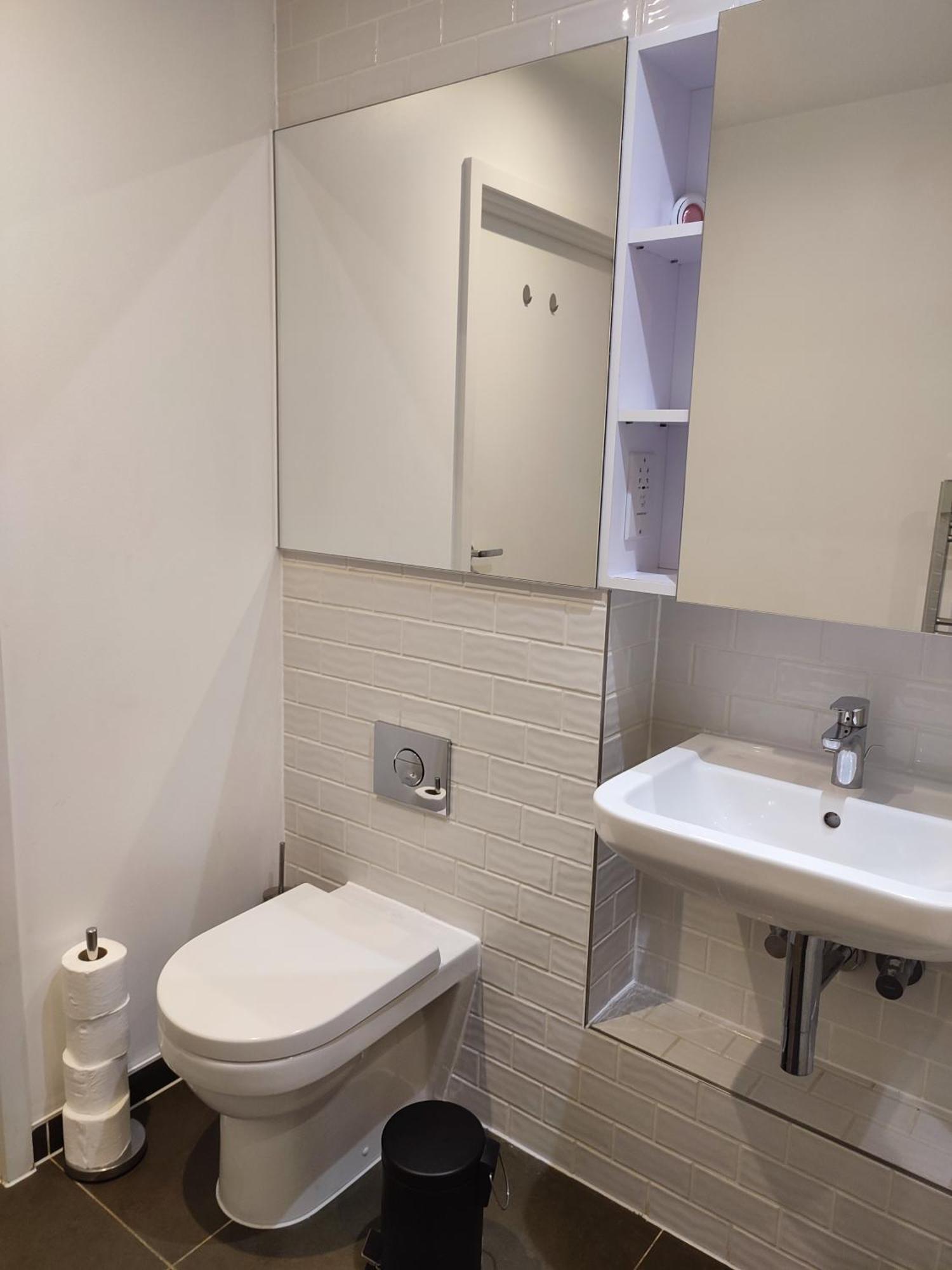 2 Bedroom 2 Bath 1 Ensuite In Roya Asenal Beautiful Views & Parking Apartamento Londres