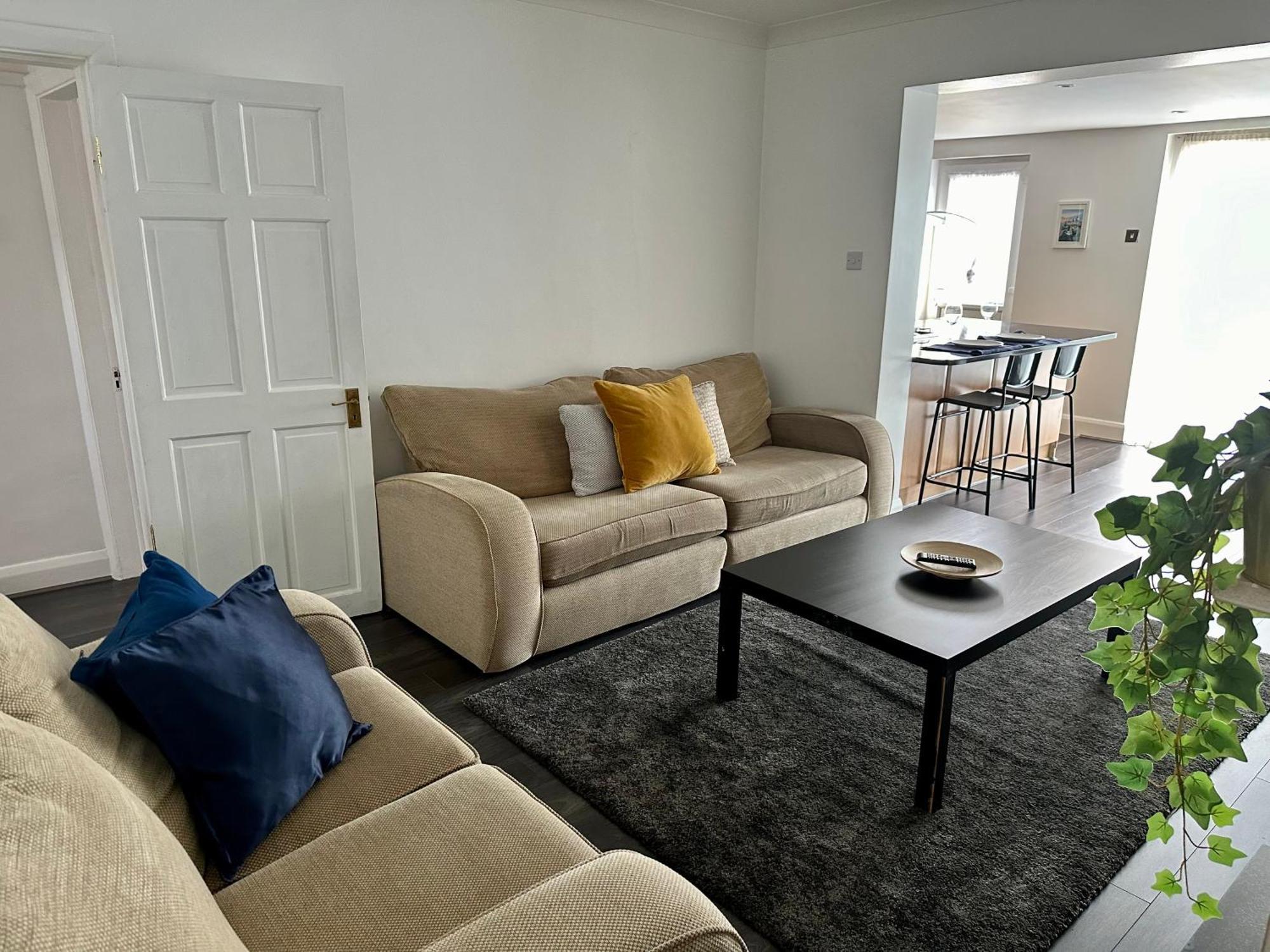 Сasa de vacaciones Modern Four Bedroom Semi-detached House With Off Street Parking 8 Min Drive To Wembley Stadium, 5 Miles To Londres