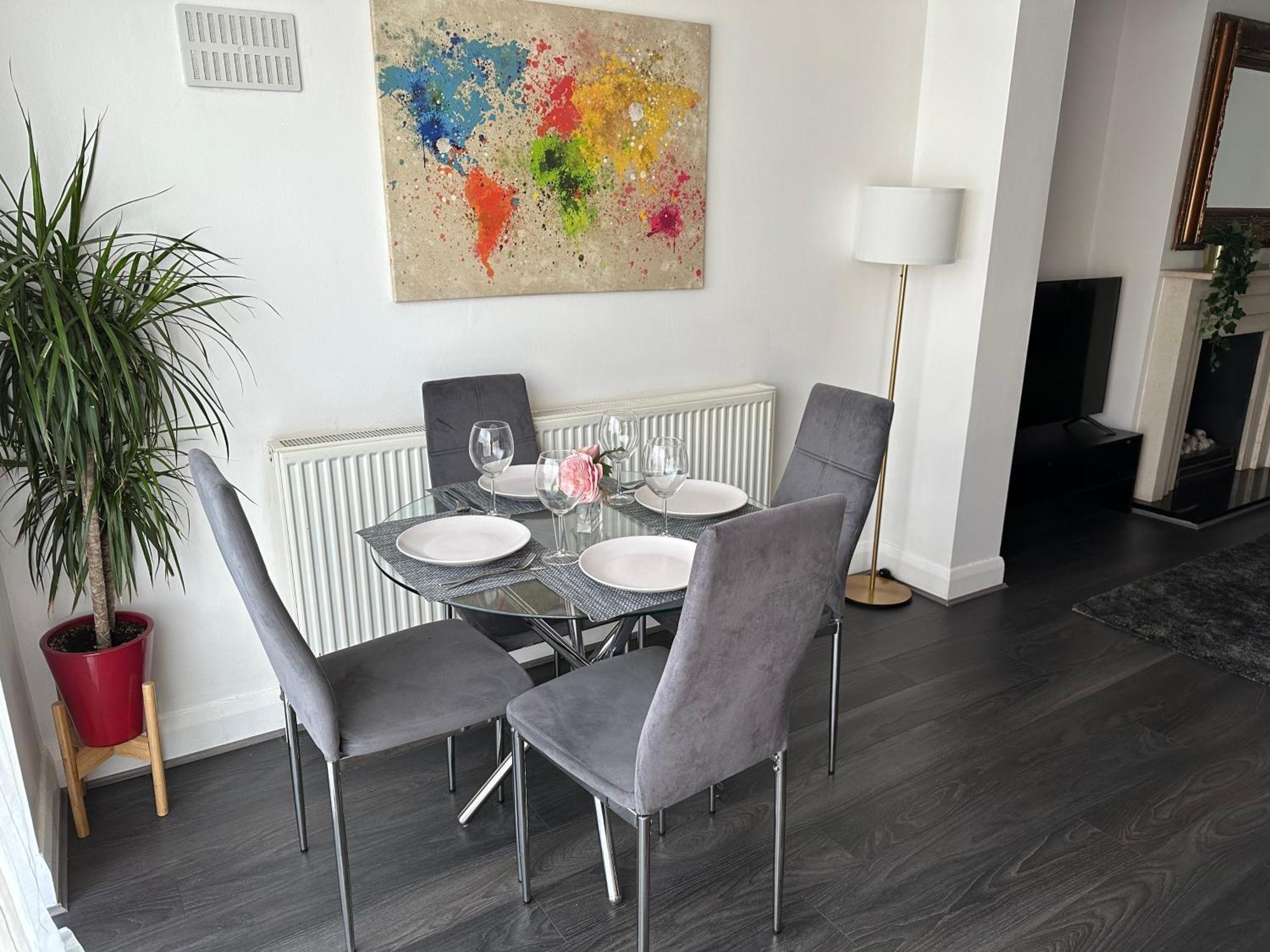 Modern Four Bedroom Semi-detached House With Off Street Parking 8 Min Drive To Wembley Stadium, 5 Miles To * Londres