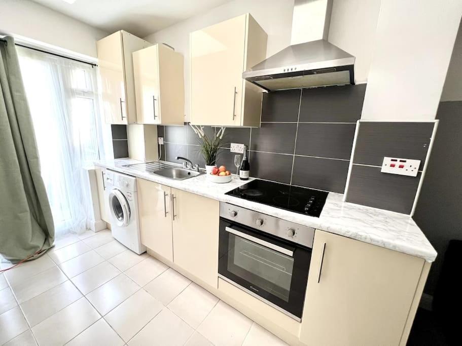 Modern 2 Bed Close To Mall With Parking & Garden Ferienhaus London