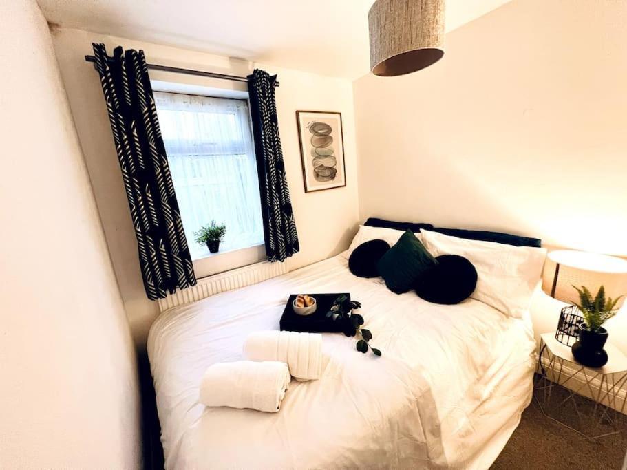 Ferienhaus Modern 2 Bed Close To Mall With Parking & Garden London