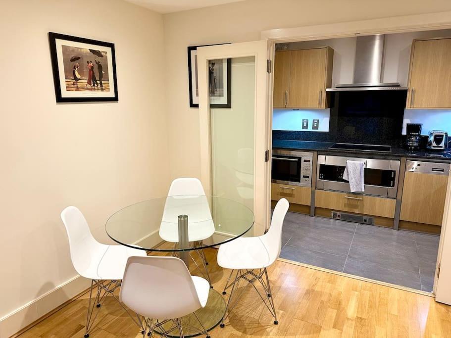 Stunning 2 Bed Thames River View - Leilighet London