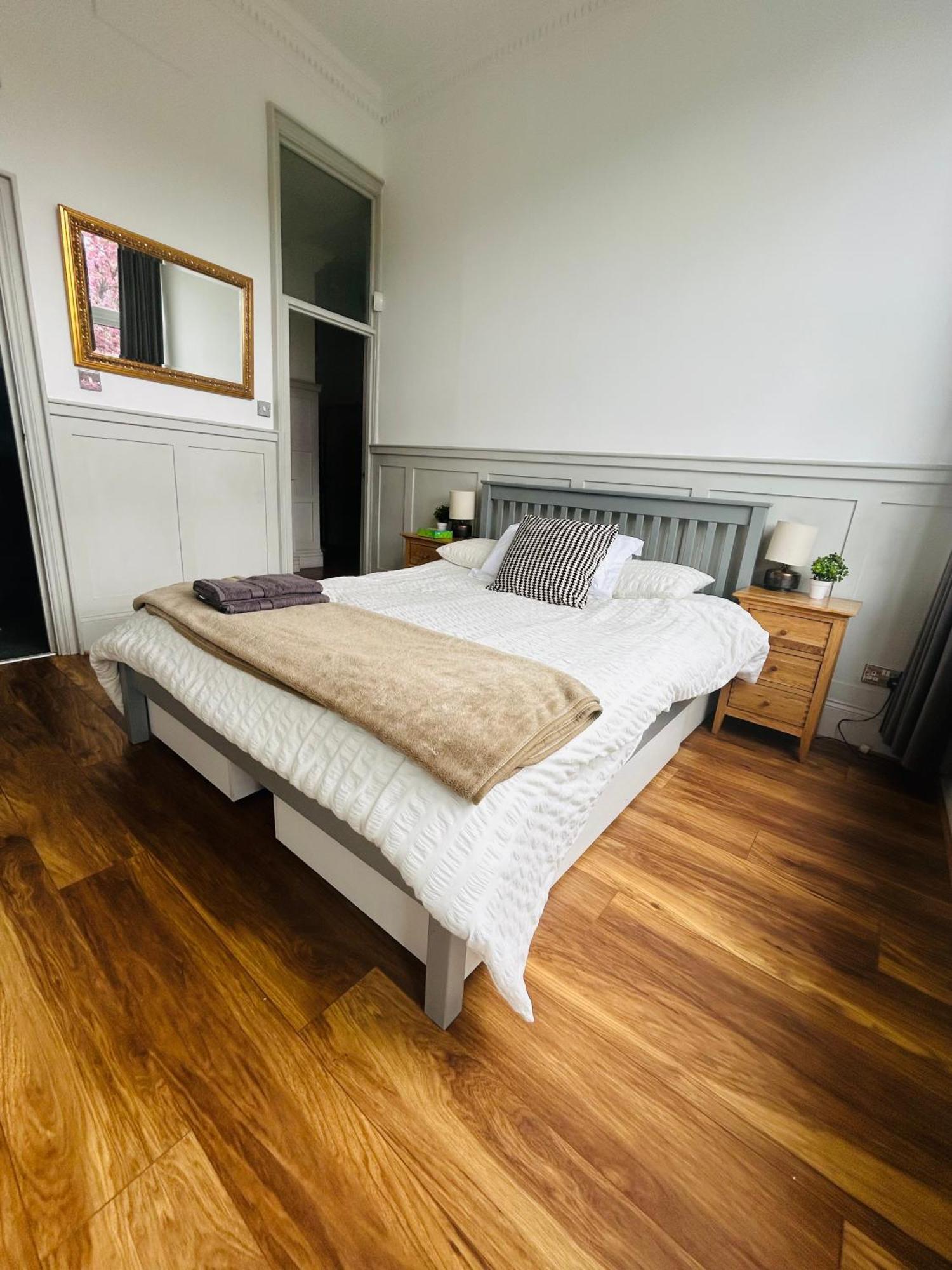 Stunning Holland Park- Sleeps 6 Apartment London
