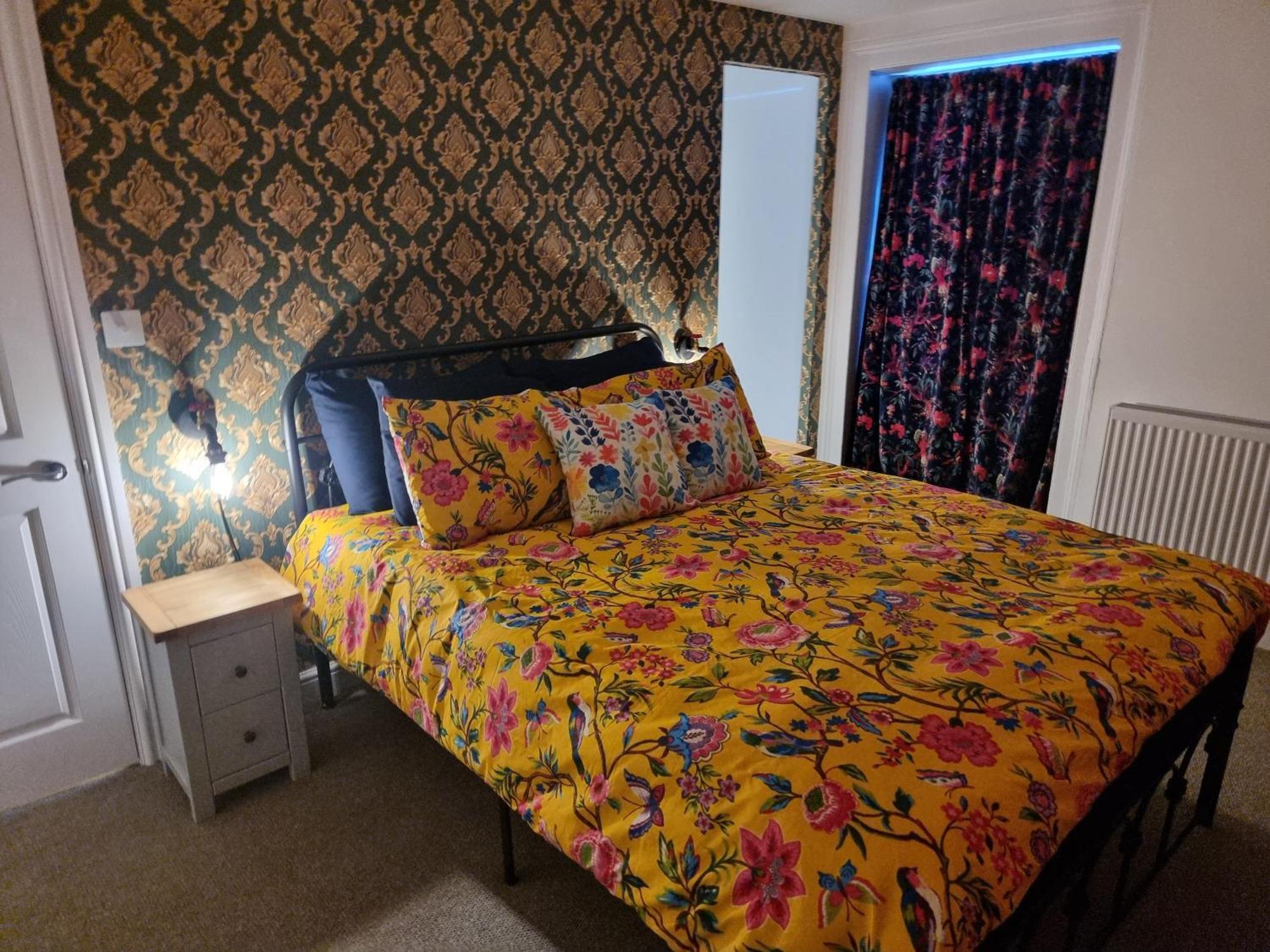 Appartement Entire Ground Floor Flat, Free Off-street Parking And Large Garden Londen