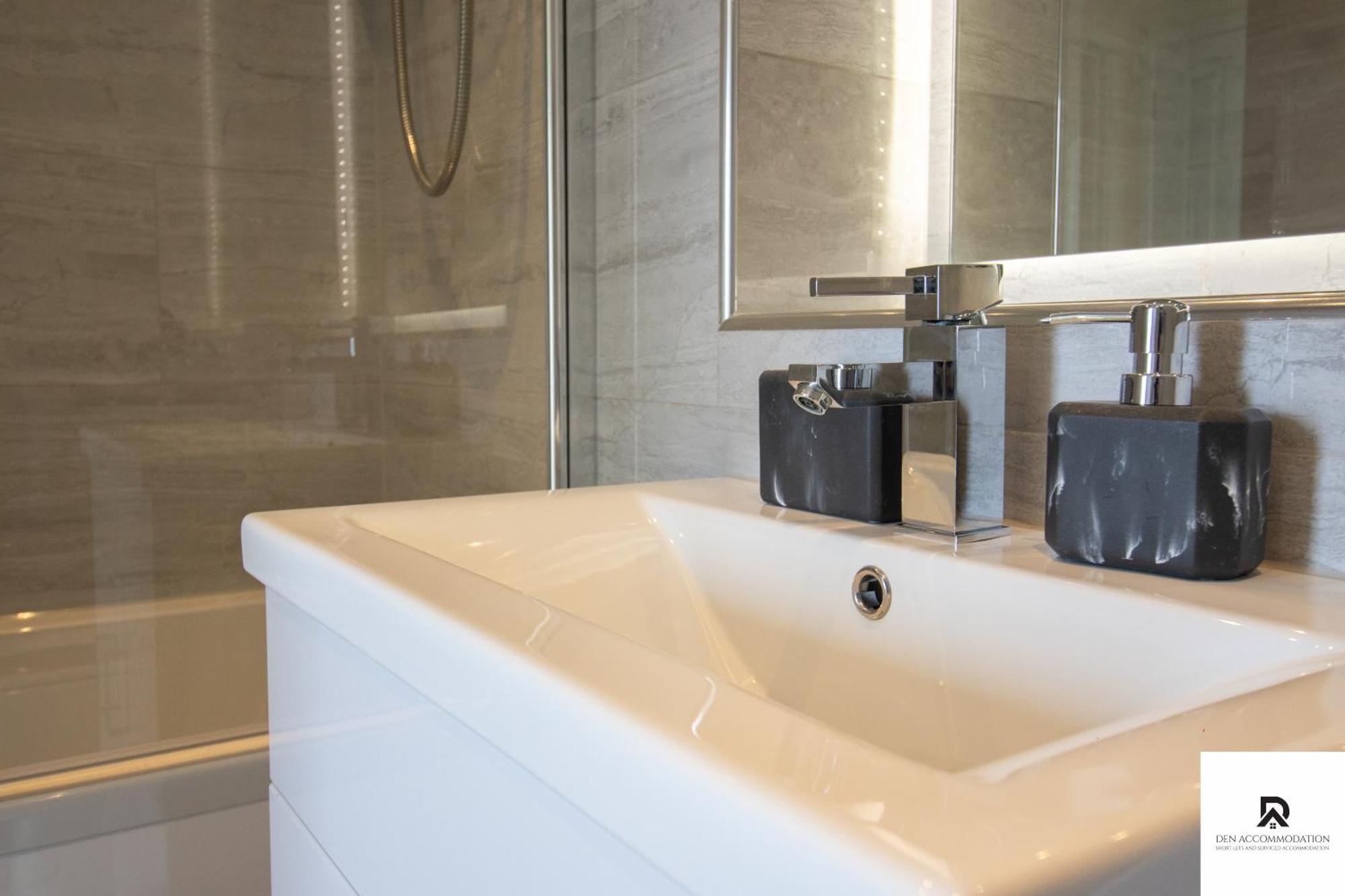 Feriehus Newly Launched Two Bedroom House By Den Short Lets & Serviced With Garden London