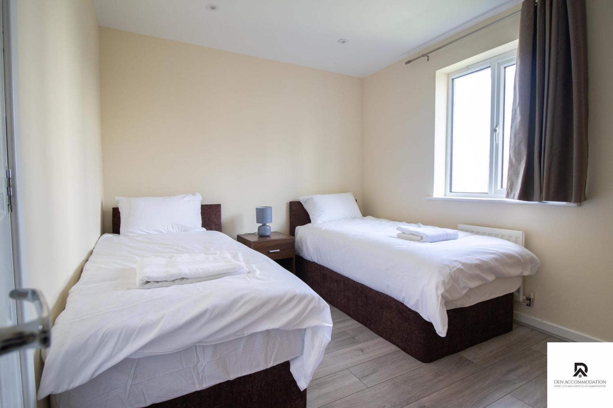 Newly Launched Two Bedroom House By Den Short Lets & Serviced With Garden * London