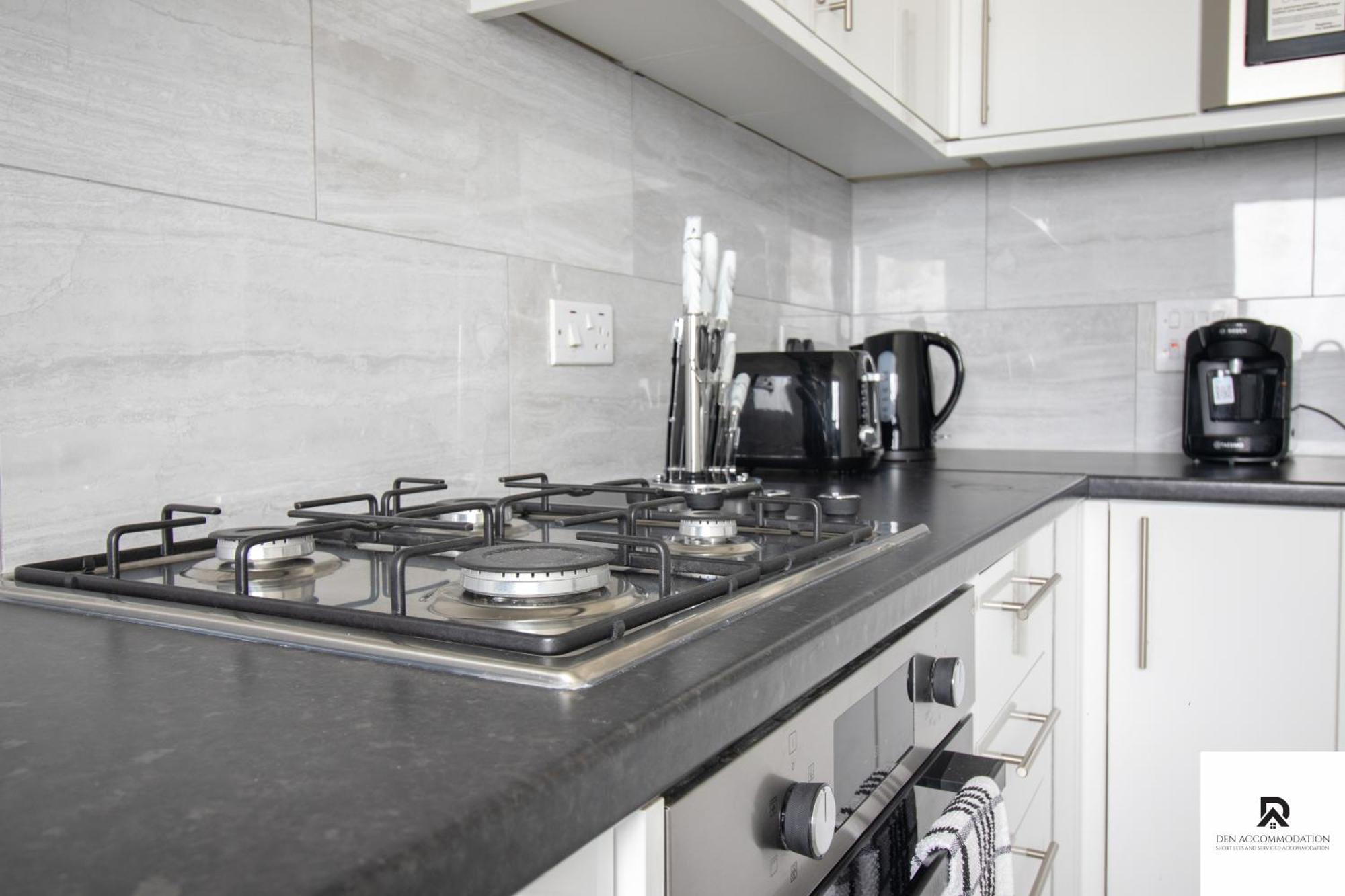 Newly Launched Two Bedroom House By Den Short Lets & Serviced With Garden * London