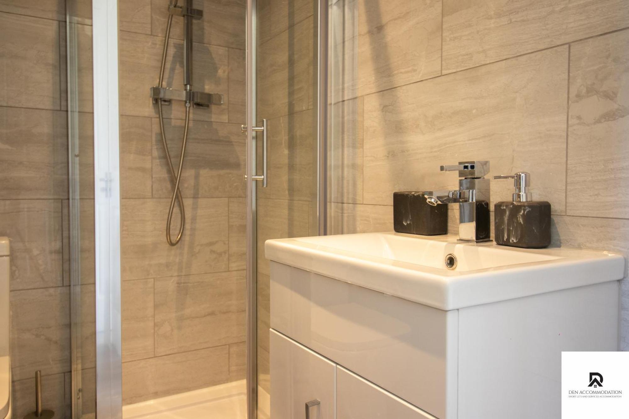 Newly Launched Two Bedroom House By Den Short Lets & Serviced With Garden *