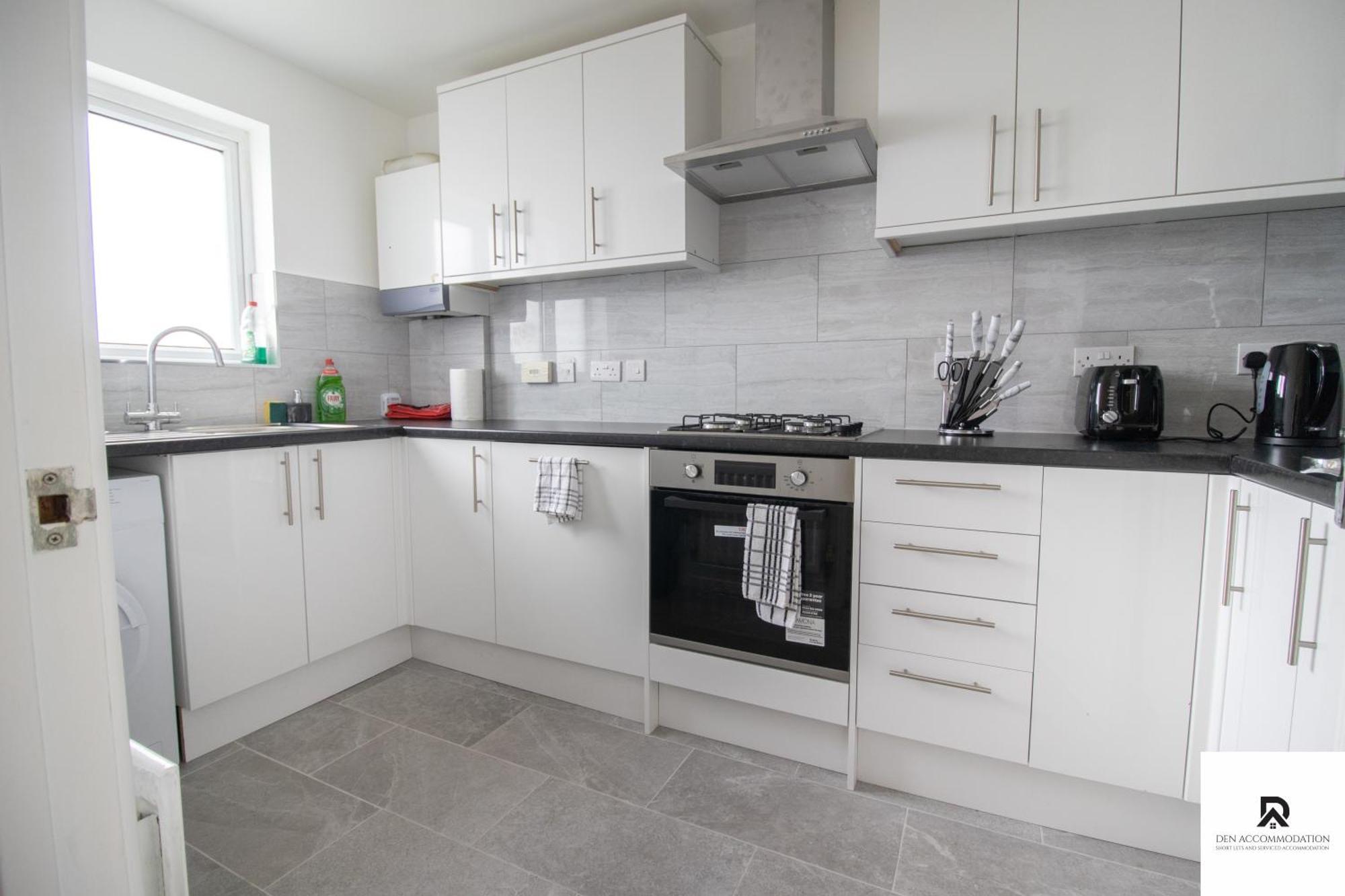 Newly Launched Two Bedroom House By Den Short Lets & Serviced With Garden Feriehus London