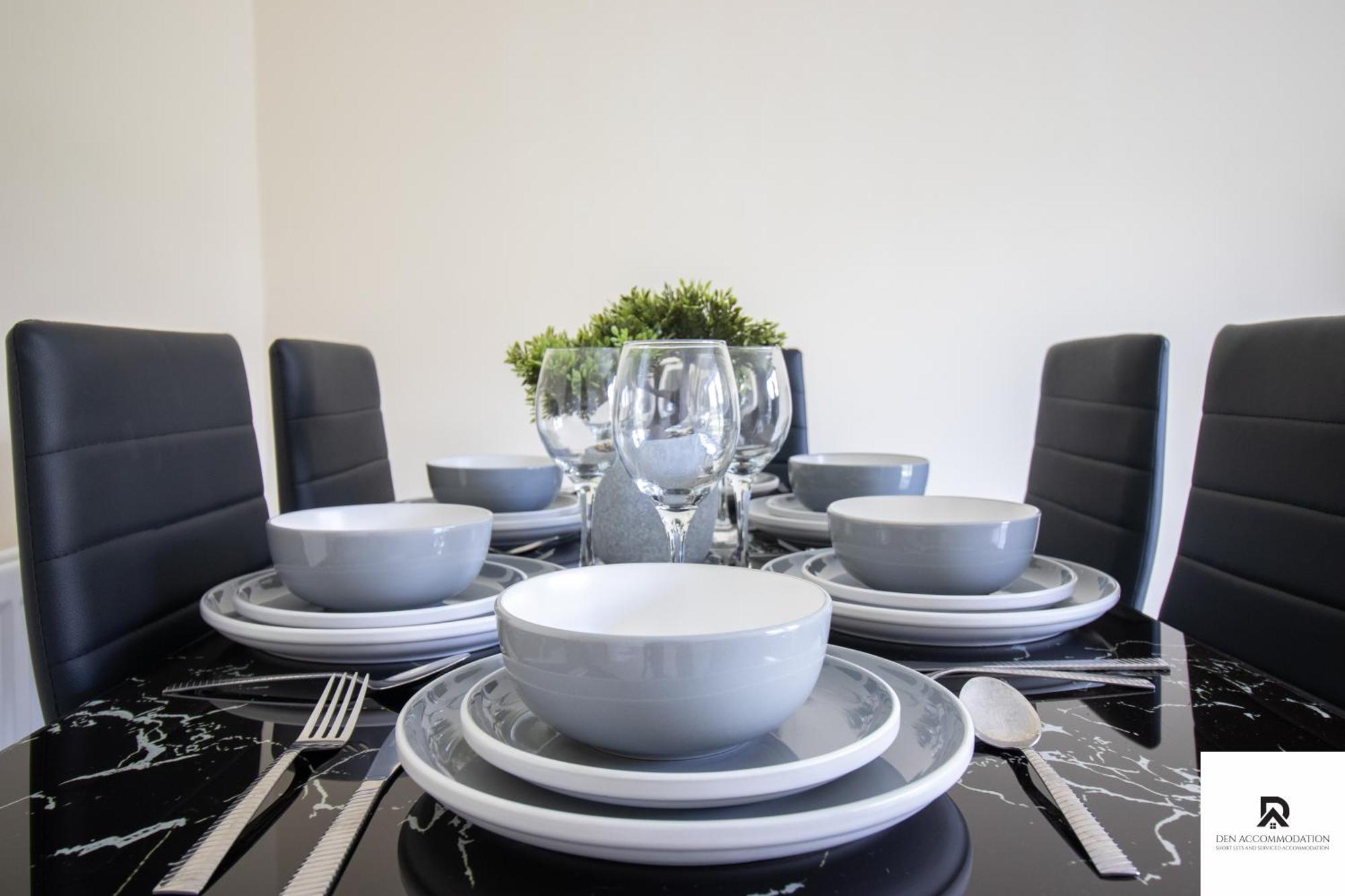 Newly Launched Two Bedroom House By Den Short Lets & Serviced With Garden Feriehus *