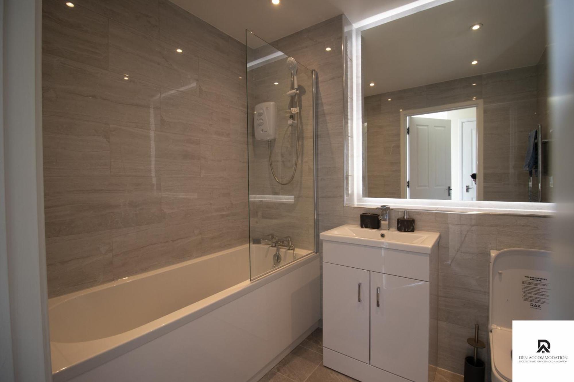 Feriehus Newly Launched Two Bedroom House By Den Short Lets & Serviced With Garden *