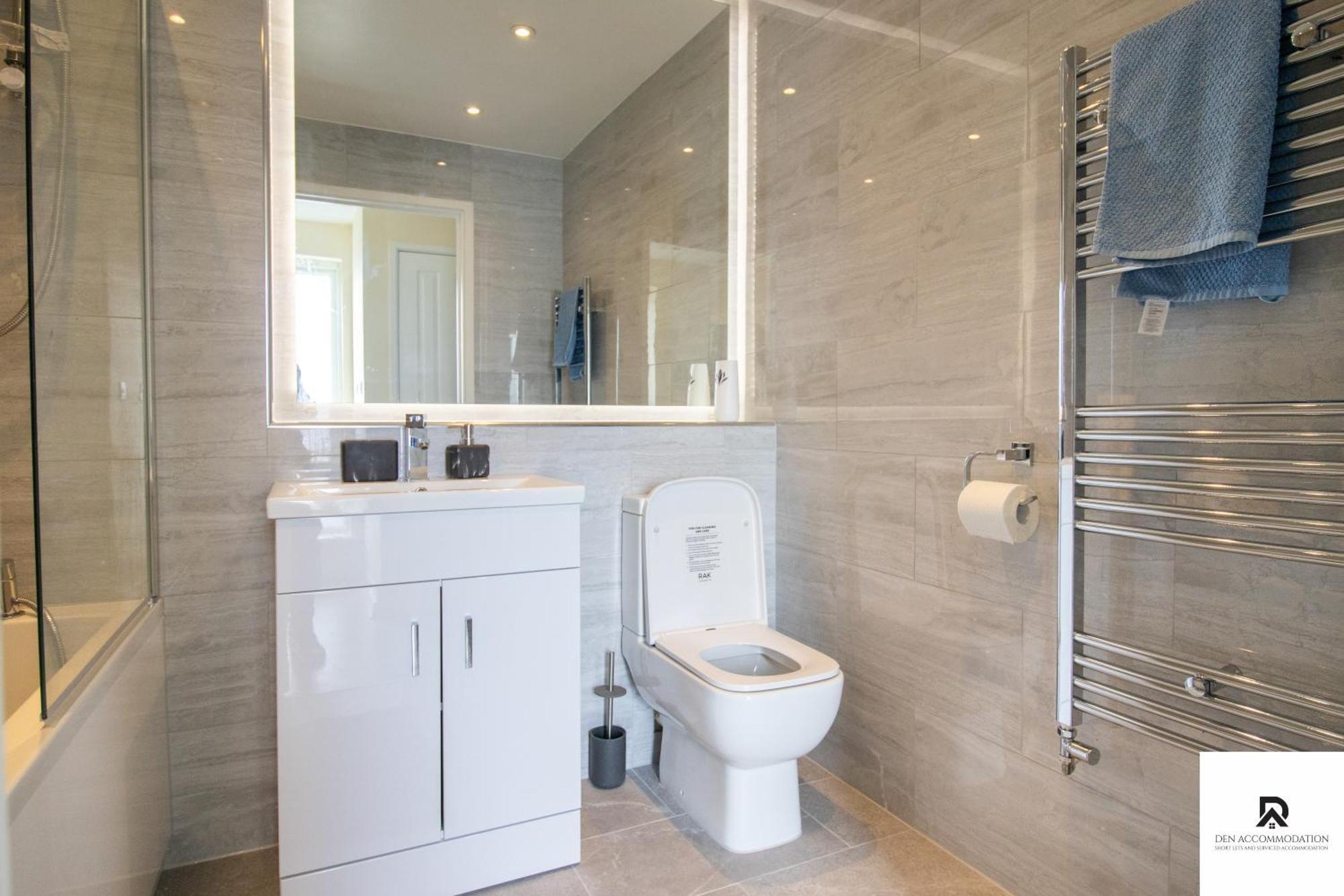 Feriehus Newly Launched Two Bedroom House By Den Short Lets & Serviced With Garden *