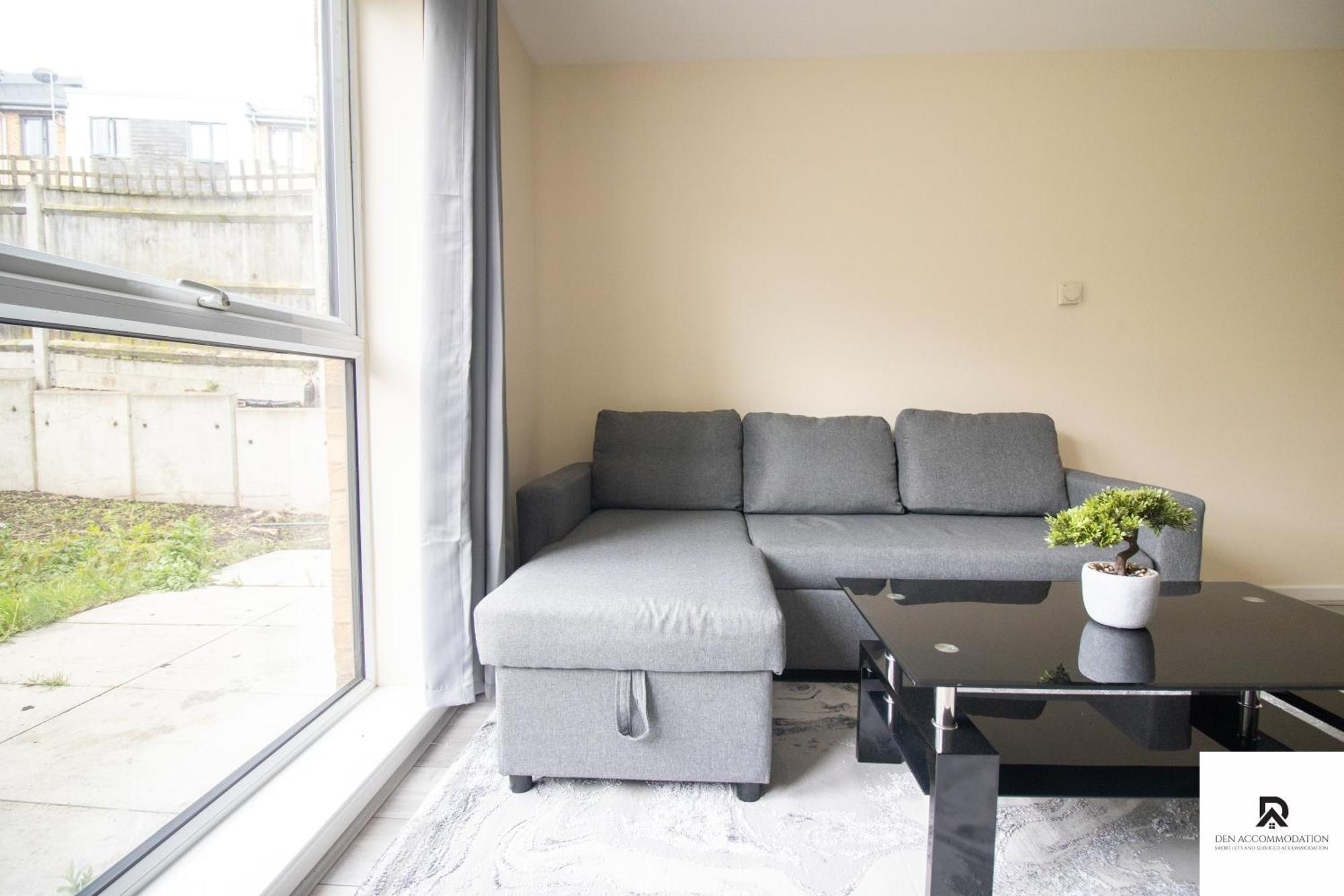 Newly Launched Two Bedroom House By Den Short Lets & Serviced With Garden *