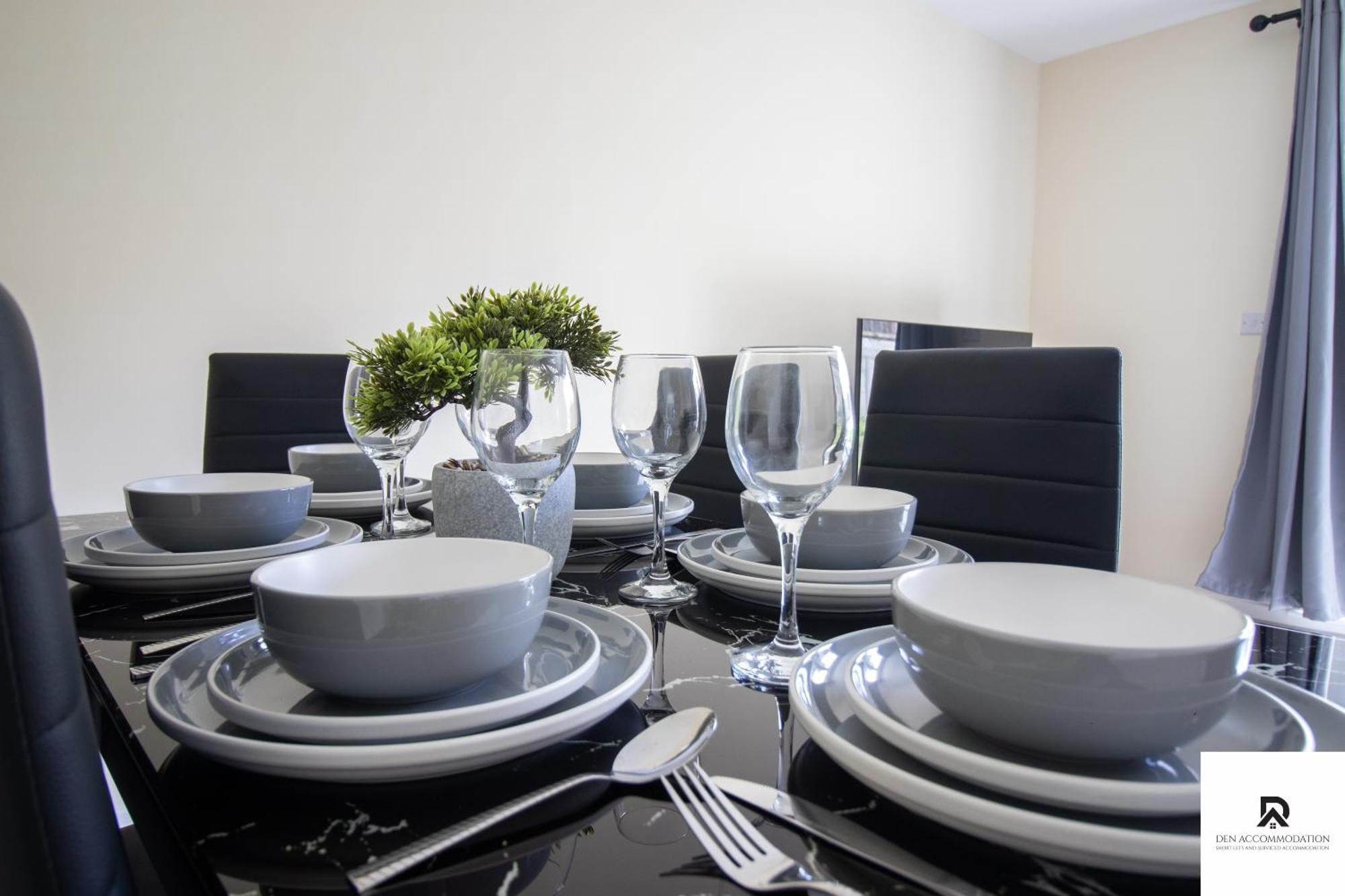 Newly Launched Two Bedroom House By Den Short Lets & Serviced With Garden Feriehus London