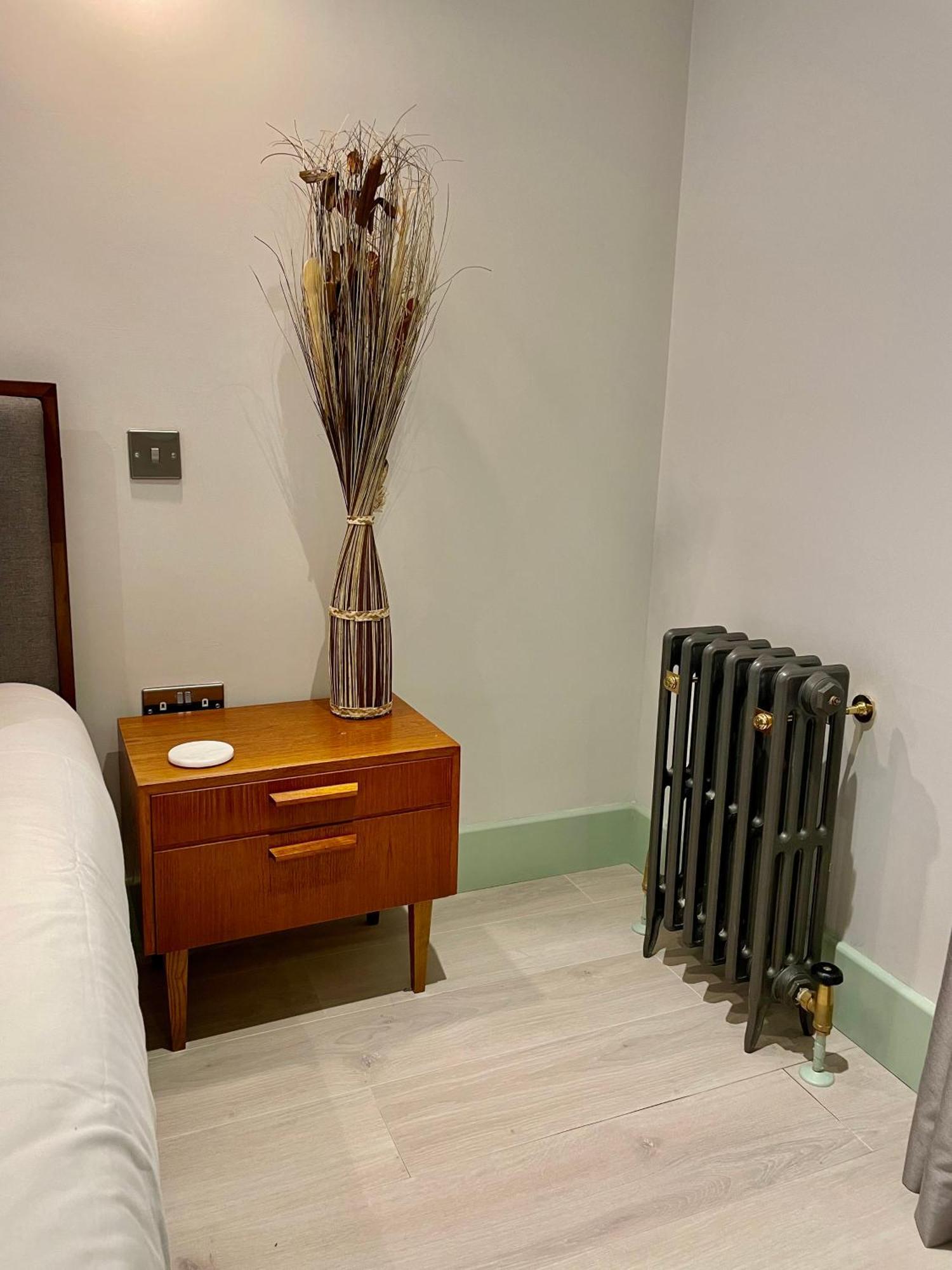 Hackney 1 Bed Garden Flat * London