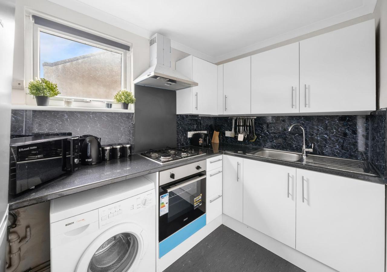 Uksas Two Bed Flat Park Front Londen