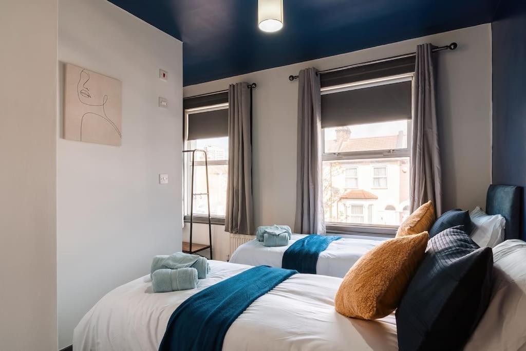 Edmonton - 4 Bedrooms, Sleeps 8, 3 Bathroom Contractor Base Londen