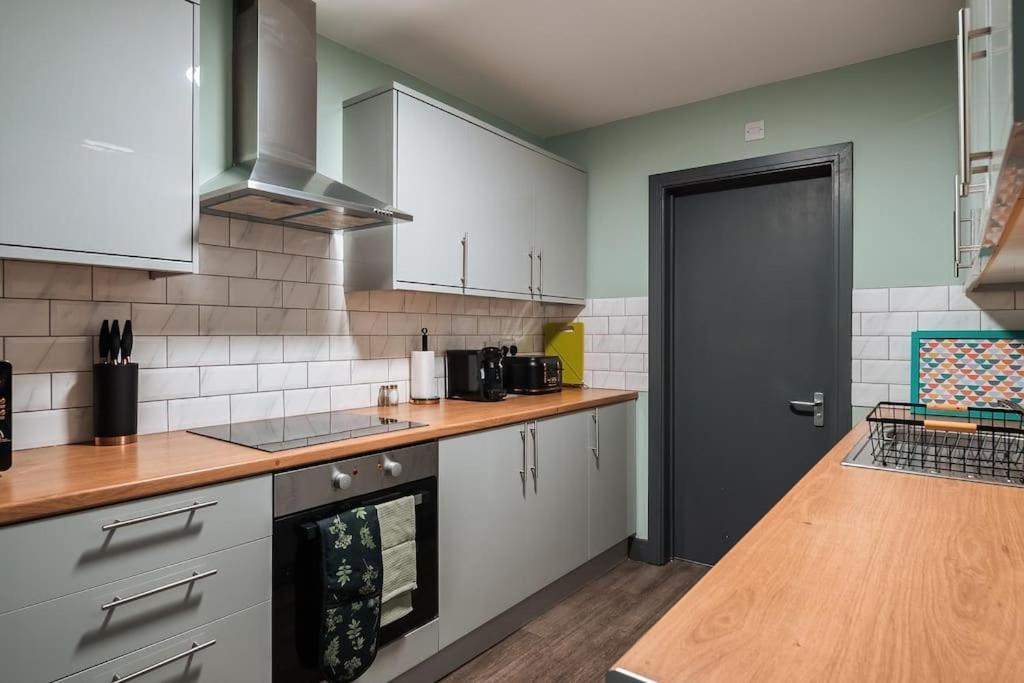 Edmonton - 4 Bedrooms, Sleeps 8, 3 Bathroom Contractor Base Ferienhaus London