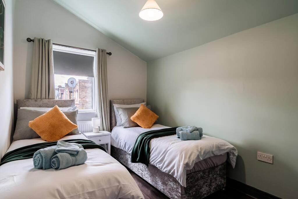 Ferienhaus Edmonton - 4 Bedrooms, Sleeps 8, 3 Bathroom Contractor Base London