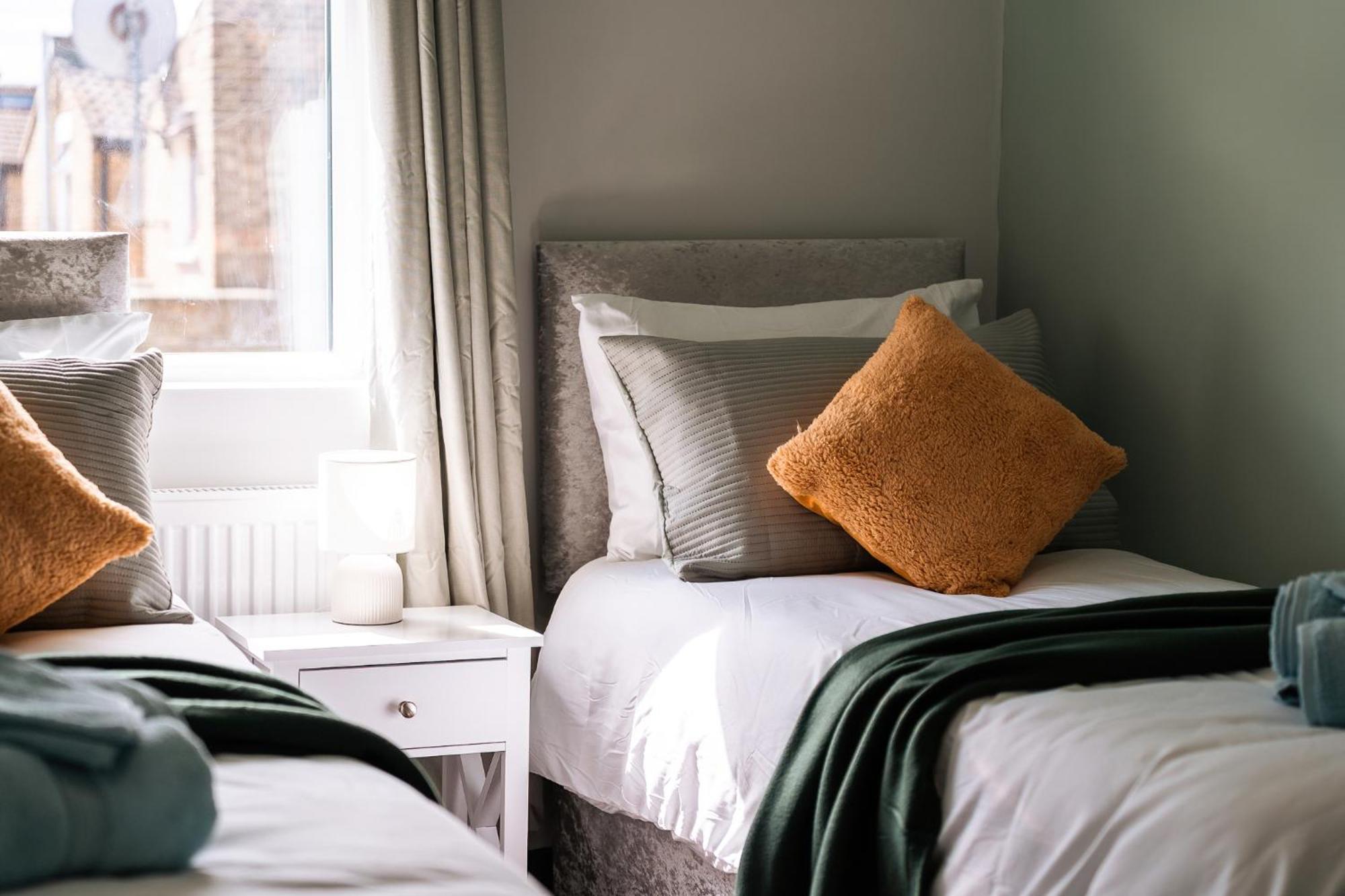 Edmonton - 4 Bedrooms, Sleeps 8, 3 Bathroom Contractor Base Ferienhaus London