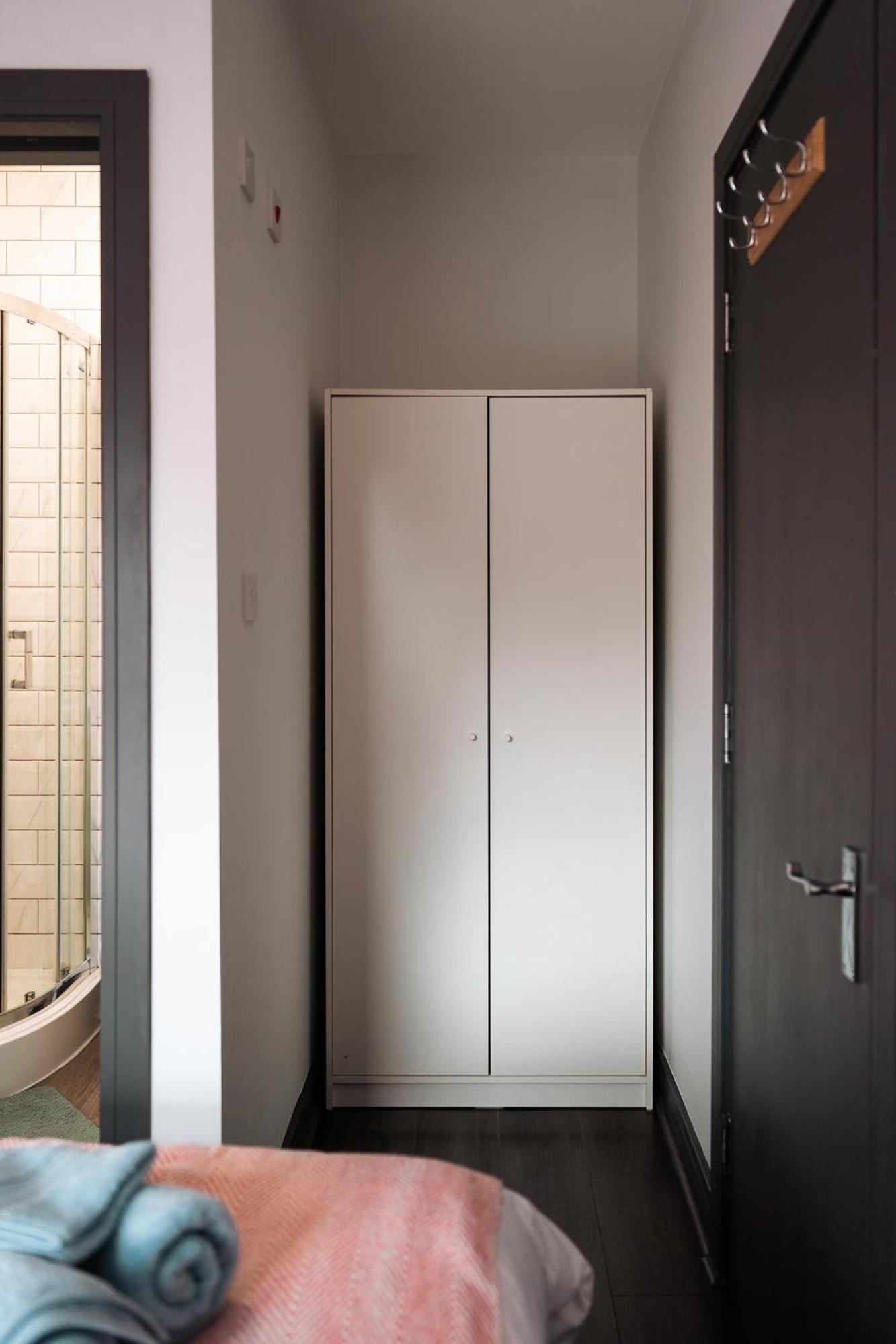 Edmonton - 4 Bedrooms, Sleeps 8, 3 Bathroom Contractor Base Londen