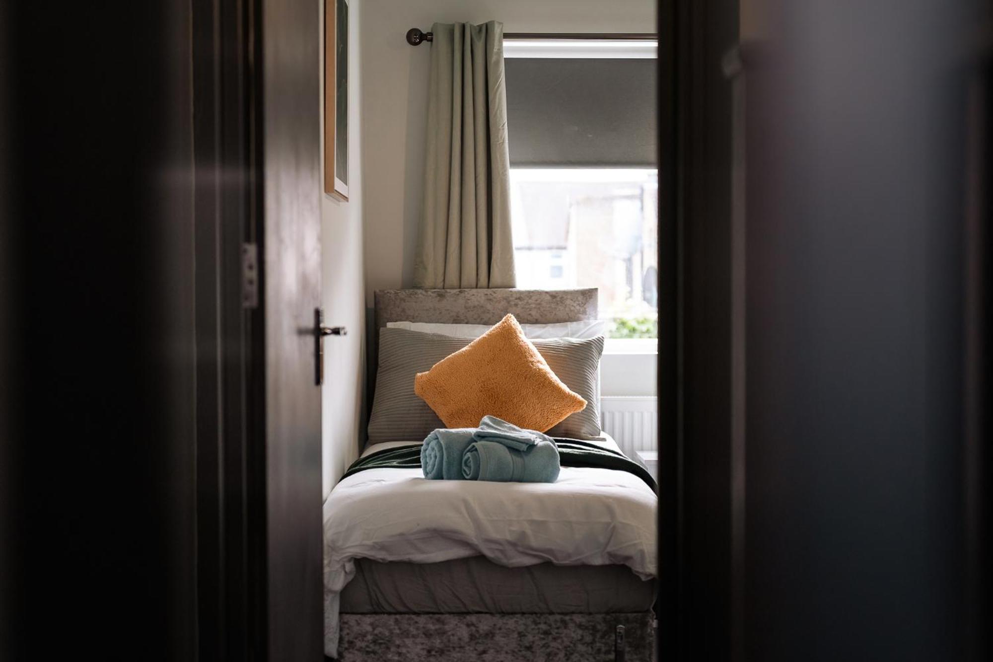 Edmonton - 4 Bedrooms, Sleeps 8, 3 Bathroom Contractor Base Londen