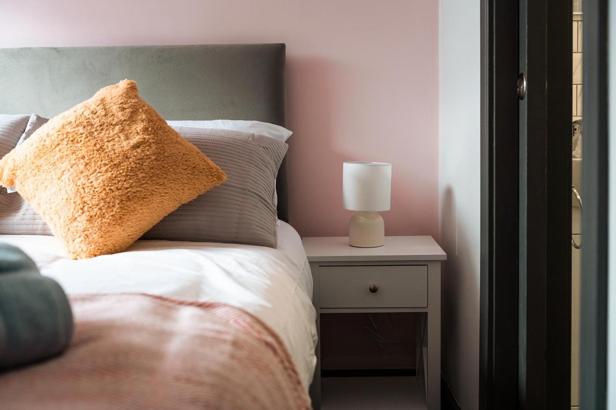 Ferienhaus Edmonton - 4 Bedrooms, Sleeps 8, 3 Bathroom Contractor Base London