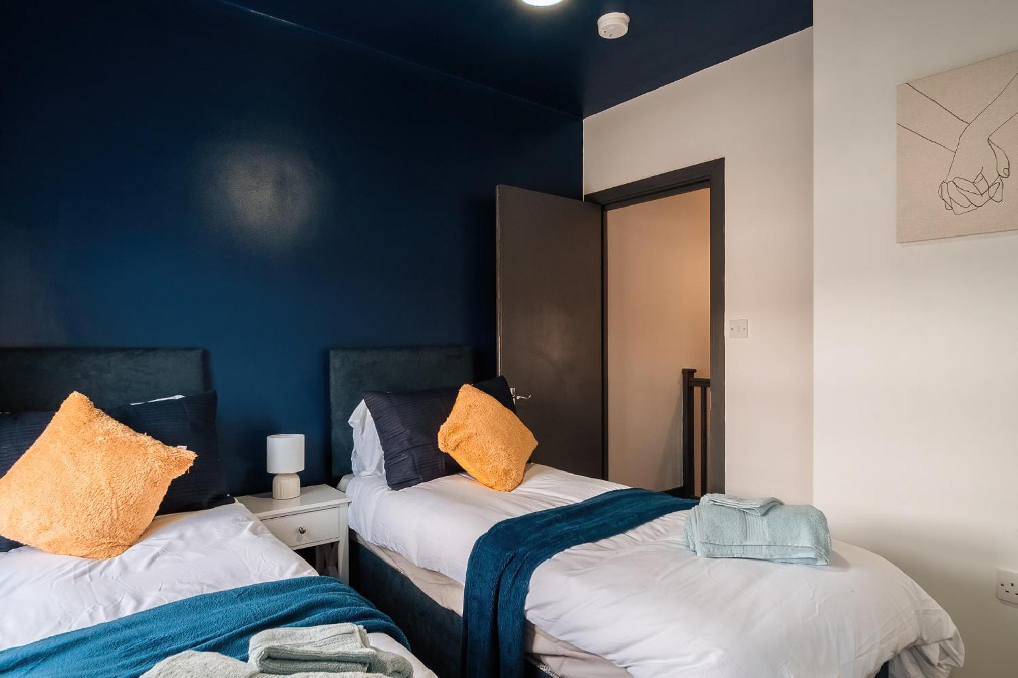 Edmonton - 4 Bedrooms, Sleeps 8, 3 Bathroom Contractor Base Londen