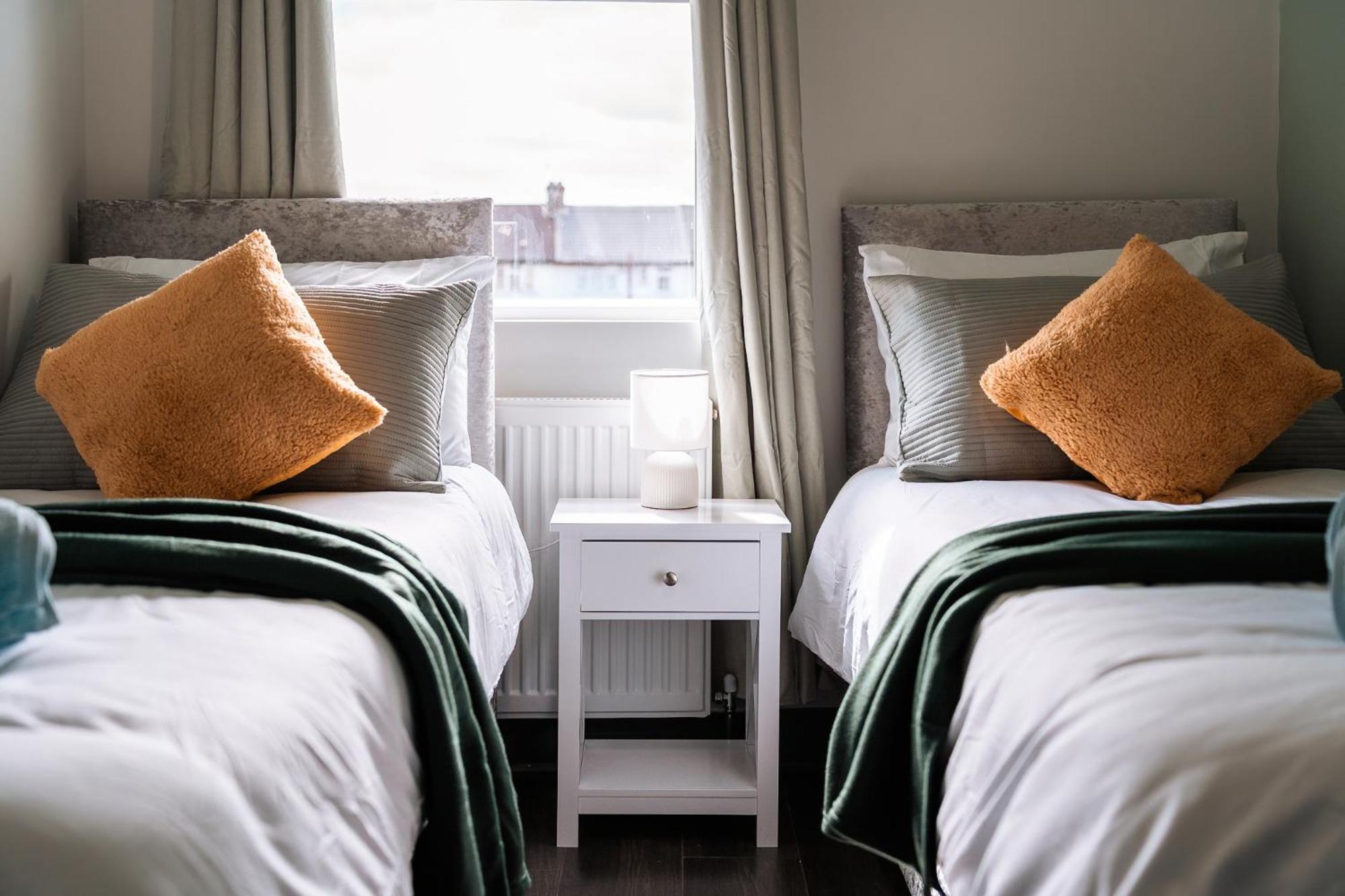 Edmonton - 4 Bedrooms, Sleeps 8, 3 Bathroom Contractor Base Londen
