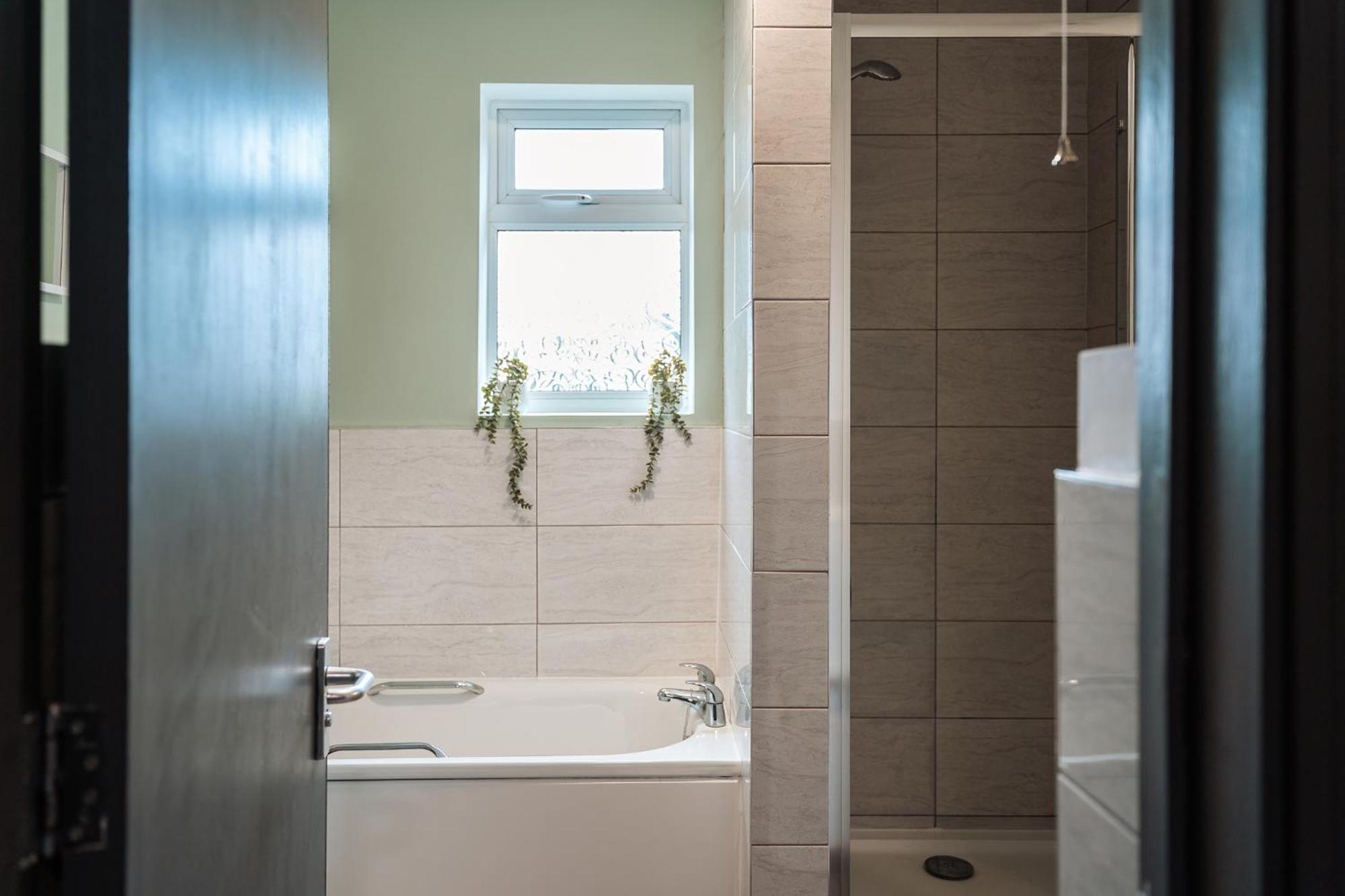 Ferienhaus Edmonton - 4 Bedrooms, Sleeps 8, 3 Bathroom Contractor Base *
