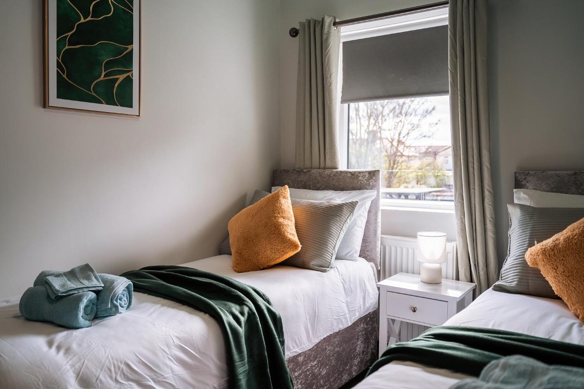 Edmonton - 4 Bedrooms, Sleeps 8, 3 Bathroom Contractor Base Ferienhaus *