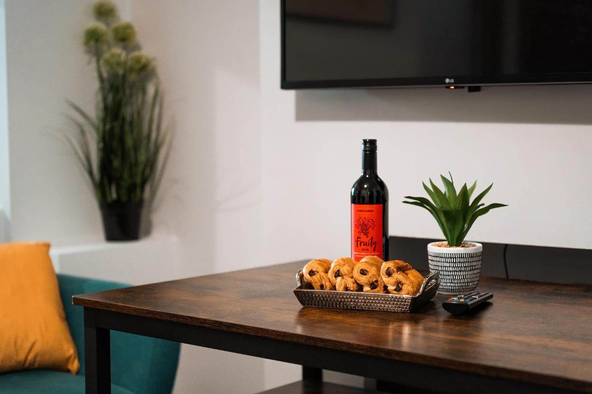 Edmonton - 4 Bedrooms, Sleeps 8, 3 Bathroom Contractor Base Ferienhaus London