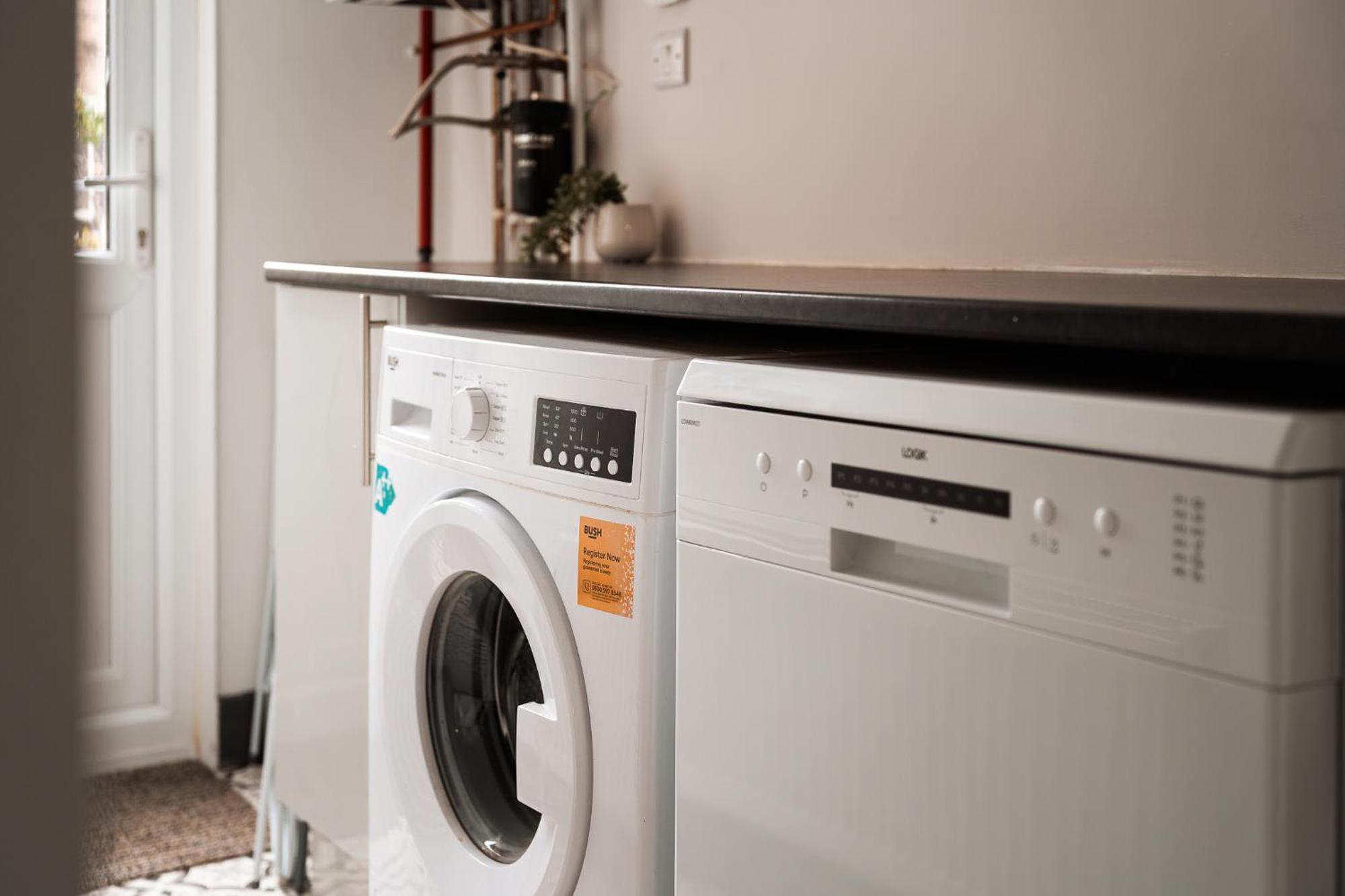 Edmonton - 4 Bedrooms, Sleeps 8, 3 Bathroom Contractor Base Ferienhaus London