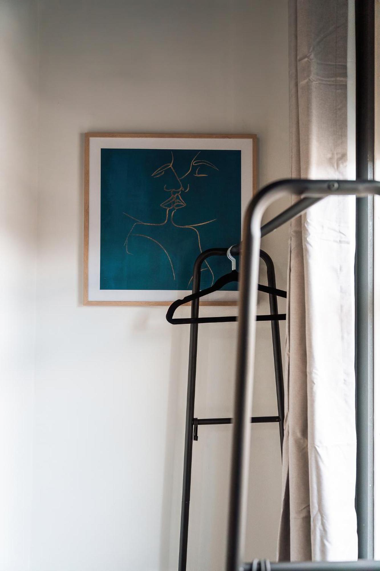 Edmonton - 4 Bedrooms, Sleeps 8, 3 Bathroom Contractor Base Londen