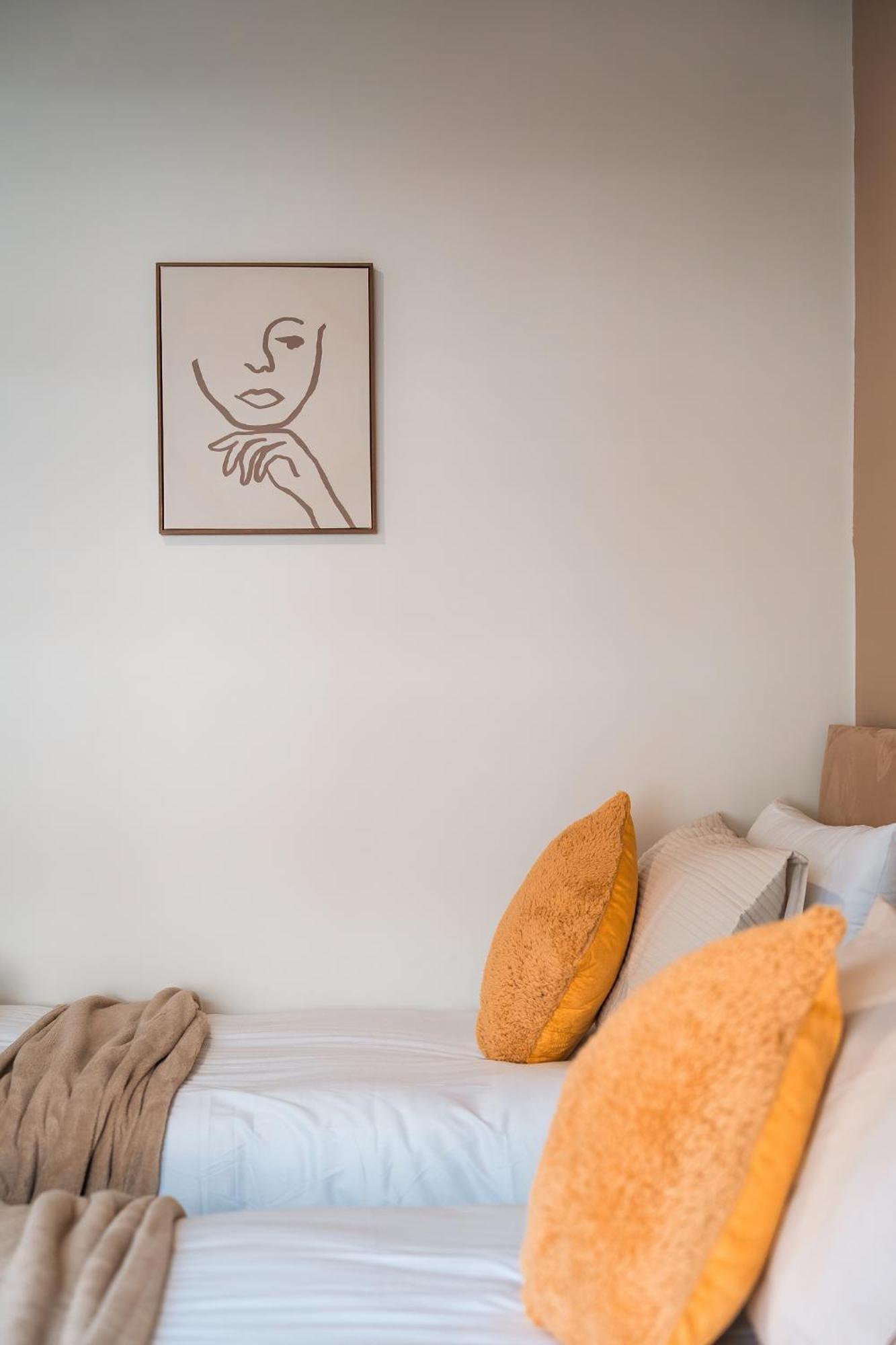 Edmonton - 4 Bedrooms, Sleeps 8, 3 Bathroom Contractor Base Vakantiehuis