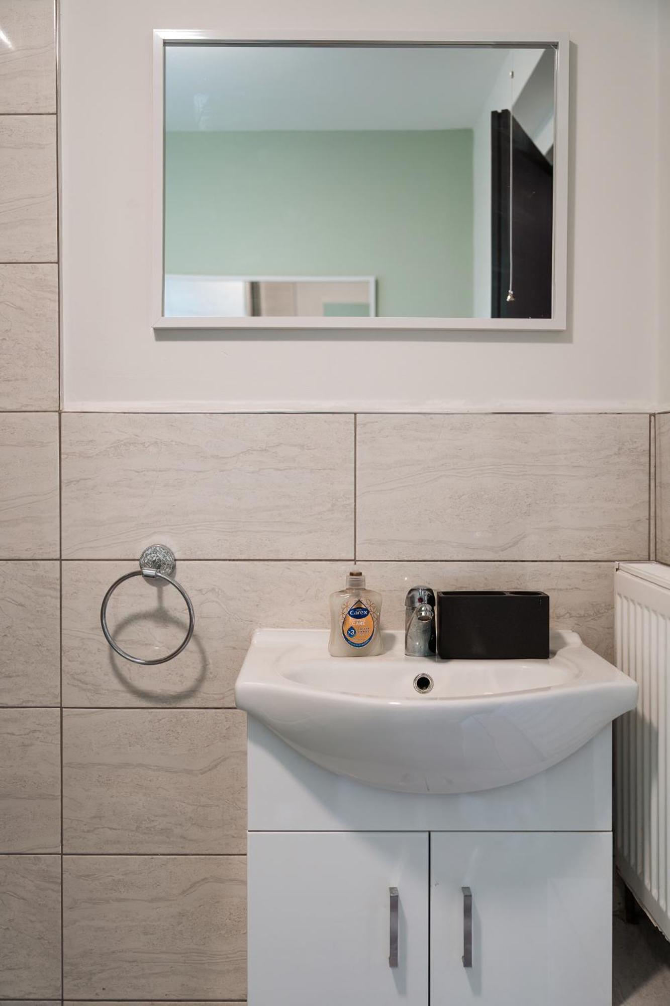 Edmonton - 4 Bedrooms, Sleeps 8, 3 Bathroom Contractor Base Londen