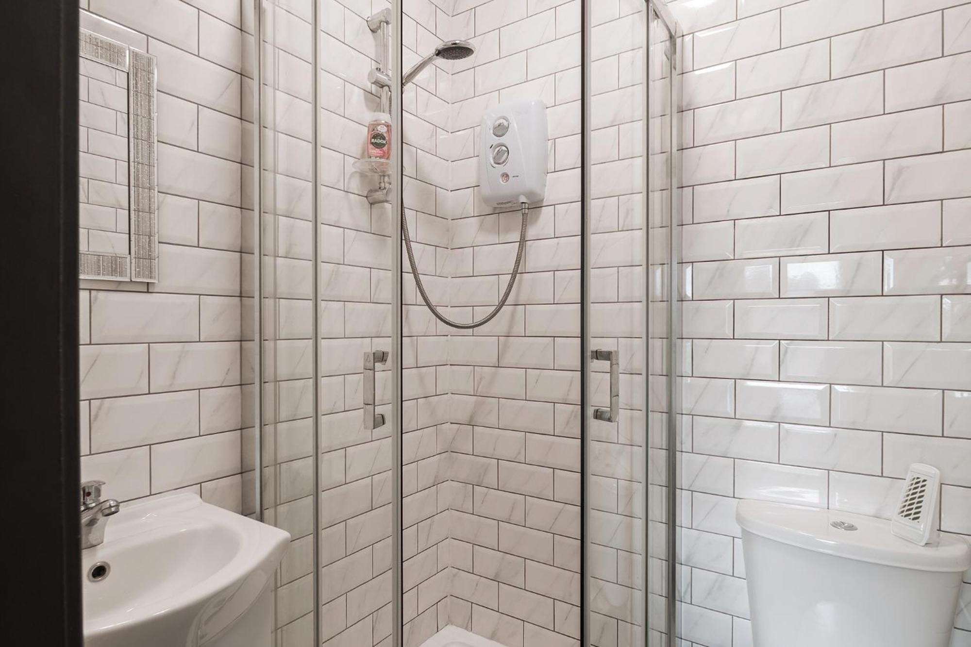 Edmonton - 4 Bedrooms, Sleeps 8, 3 Bathroom Contractor Base Ferienhaus London