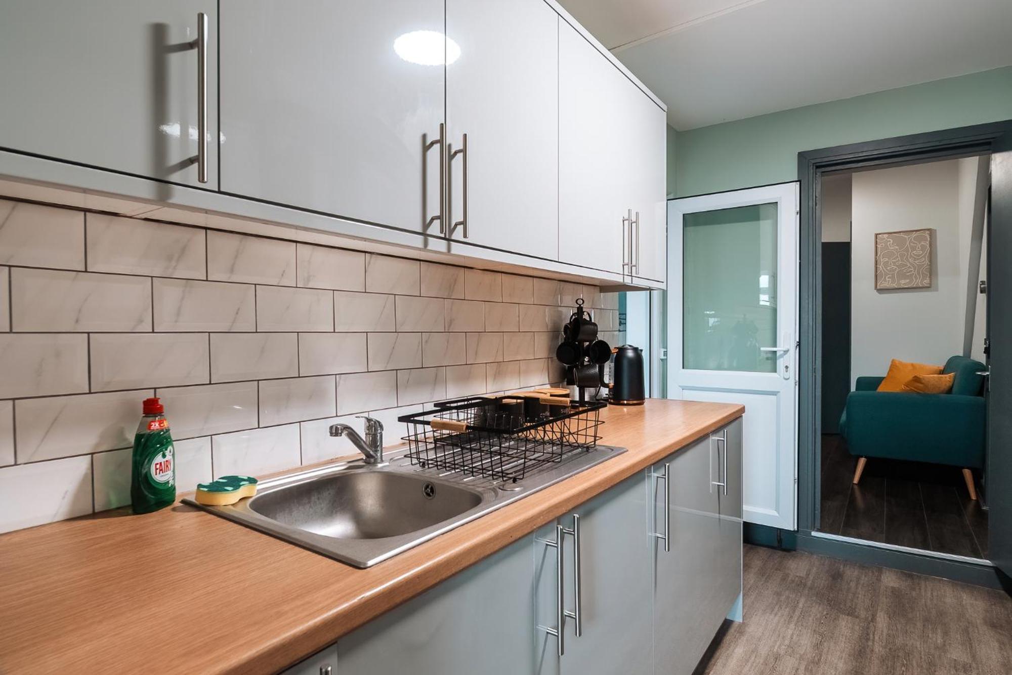 Edmonton - 4 Bedrooms, Sleeps 8, 3 Bathroom Contractor Base Ferienhaus London