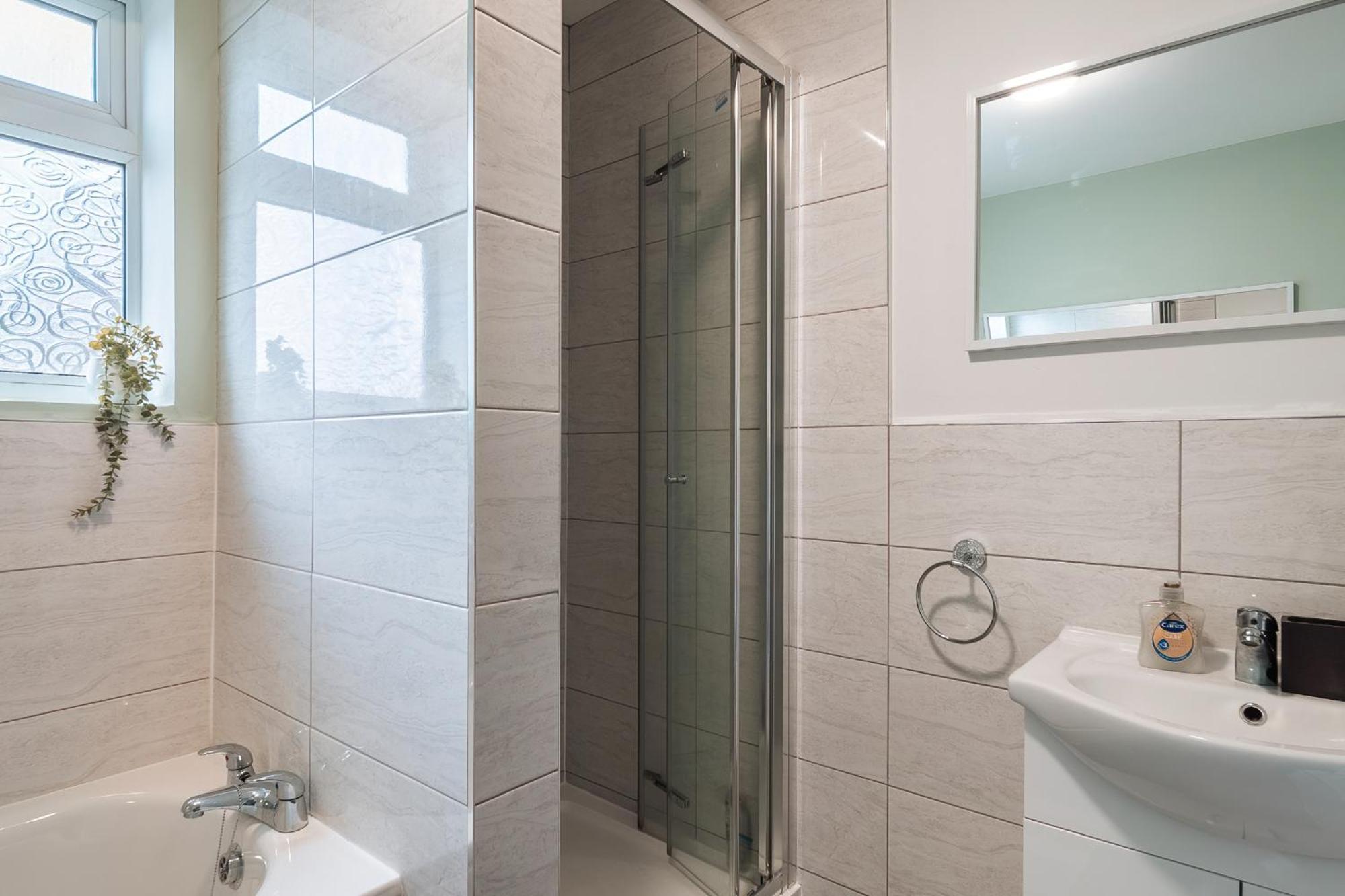 Edmonton - 4 Bedrooms, Sleeps 8, 3 Bathroom Contractor Base Londen