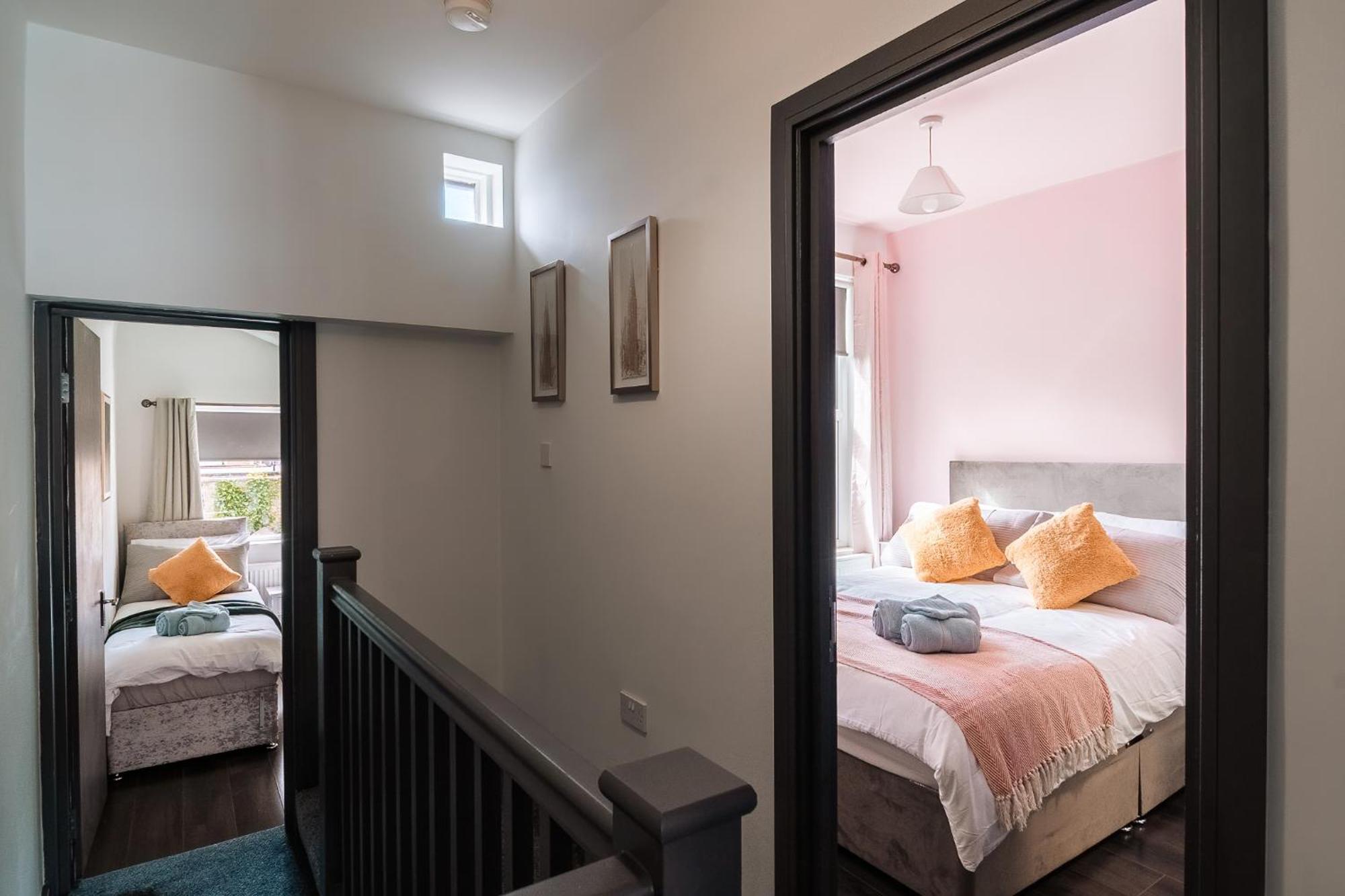 Edmonton - 4 Bedrooms, Sleeps 8, 3 Bathroom Contractor Base Ferienhaus *