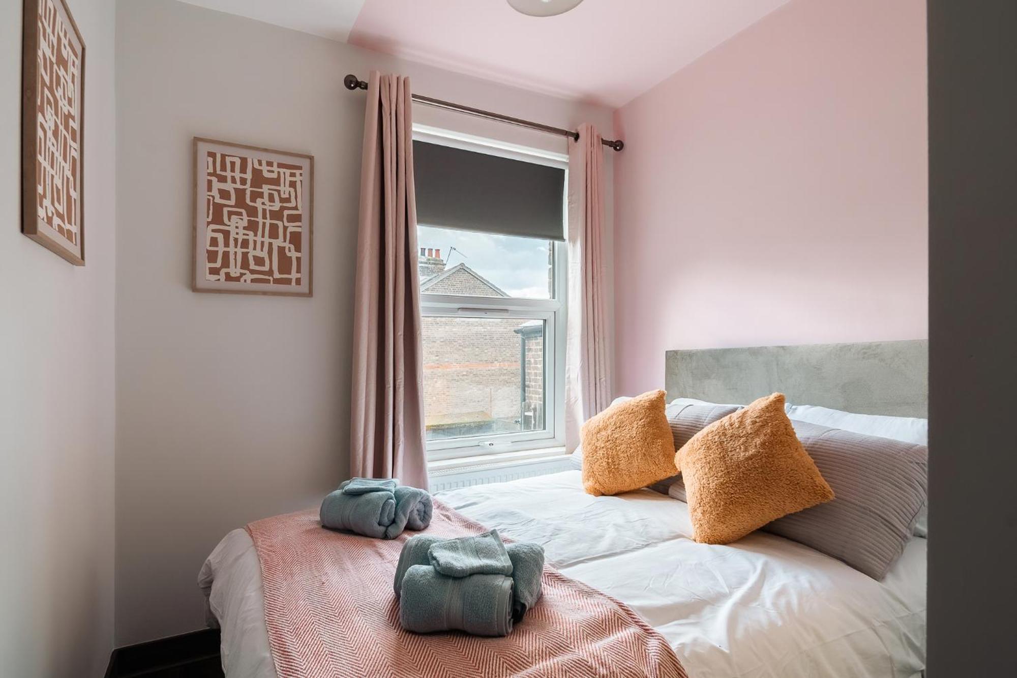 Edmonton - 4 Bedrooms, Sleeps 8, 3 Bathroom Contractor Base * Londen