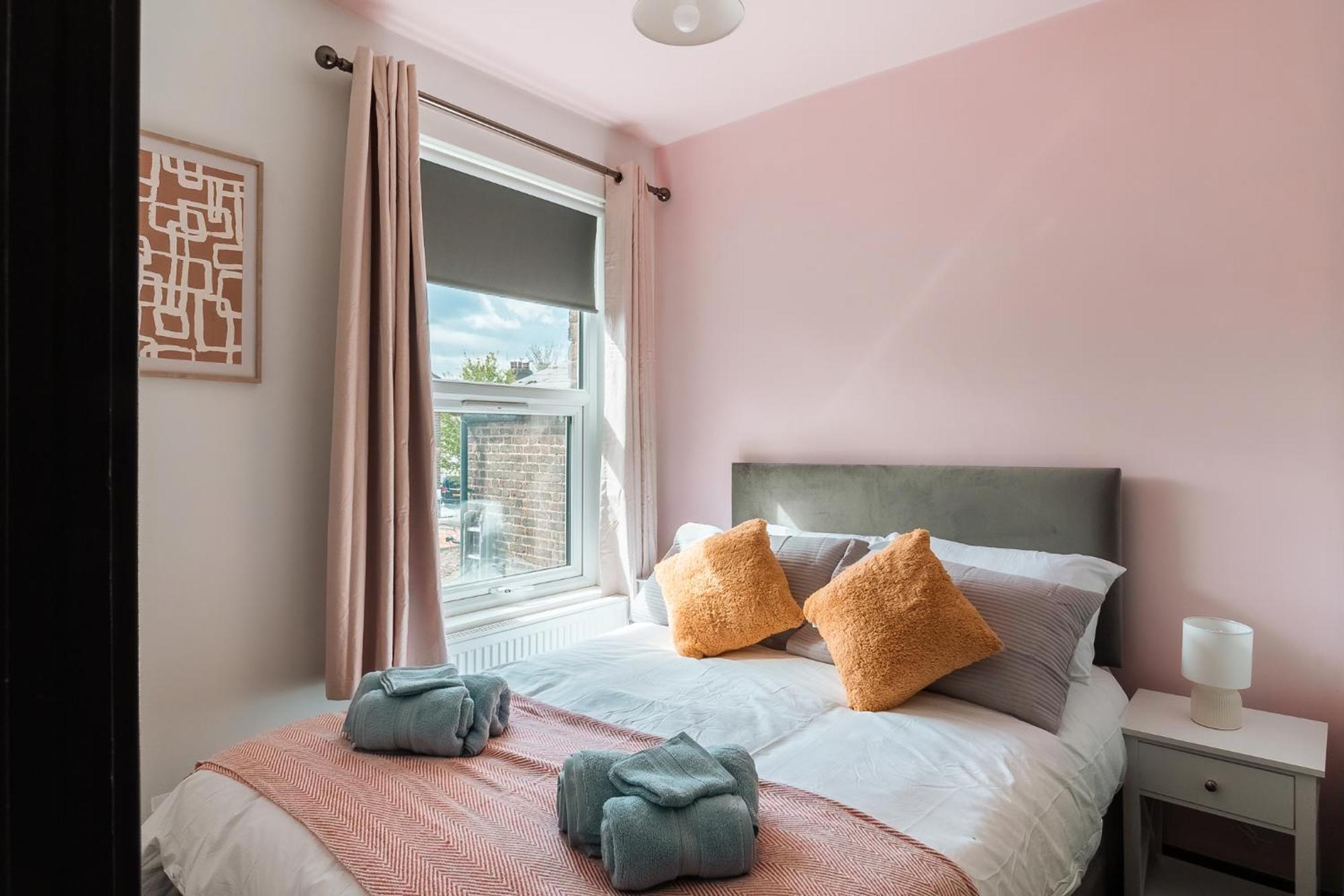 Edmonton - 4 Bedrooms, Sleeps 8, 3 Bathroom Contractor Base Ferienhaus London