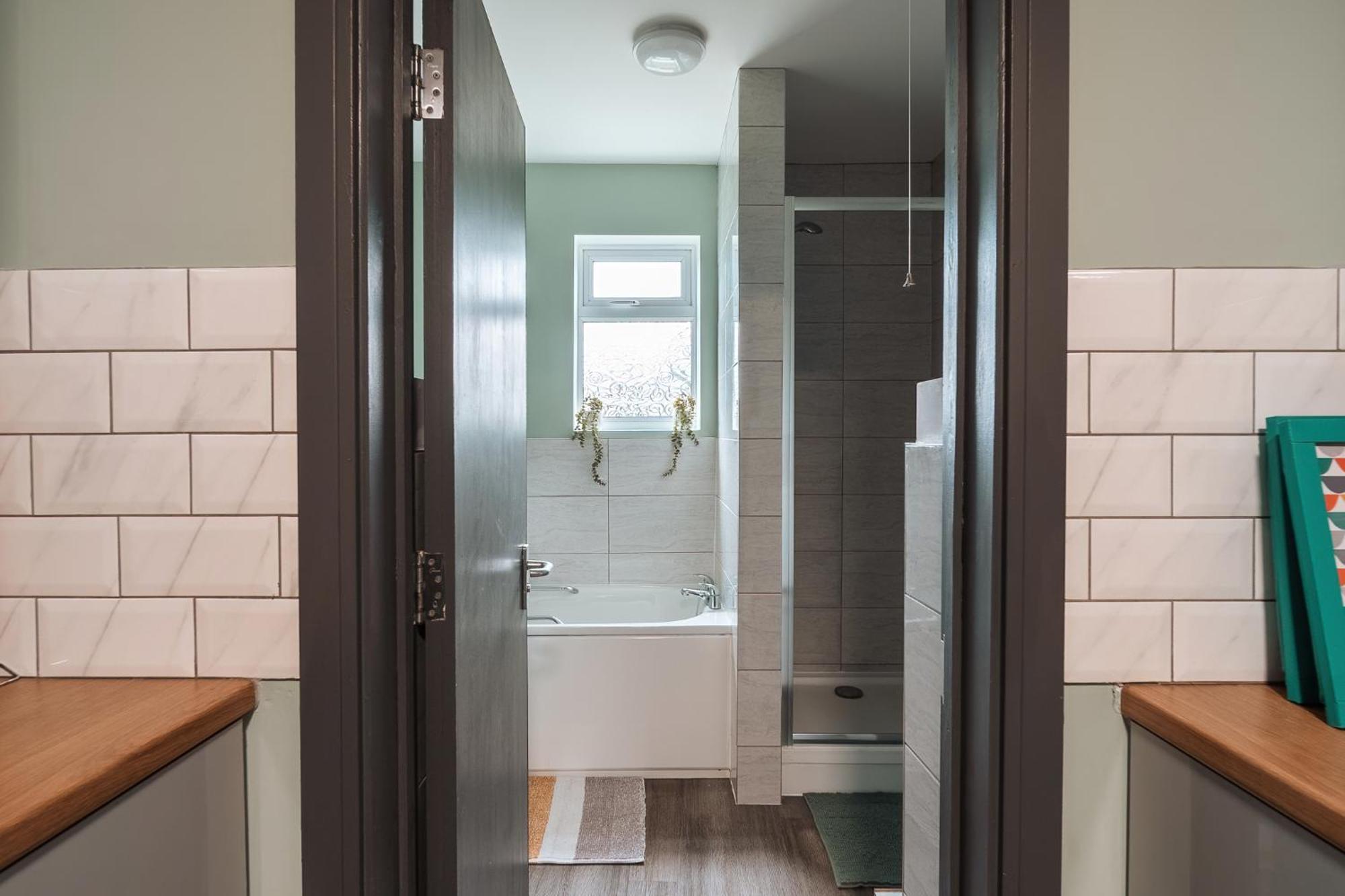 Ferienhaus Edmonton - 4 Bedrooms, Sleeps 8, 3 Bathroom Contractor Base London