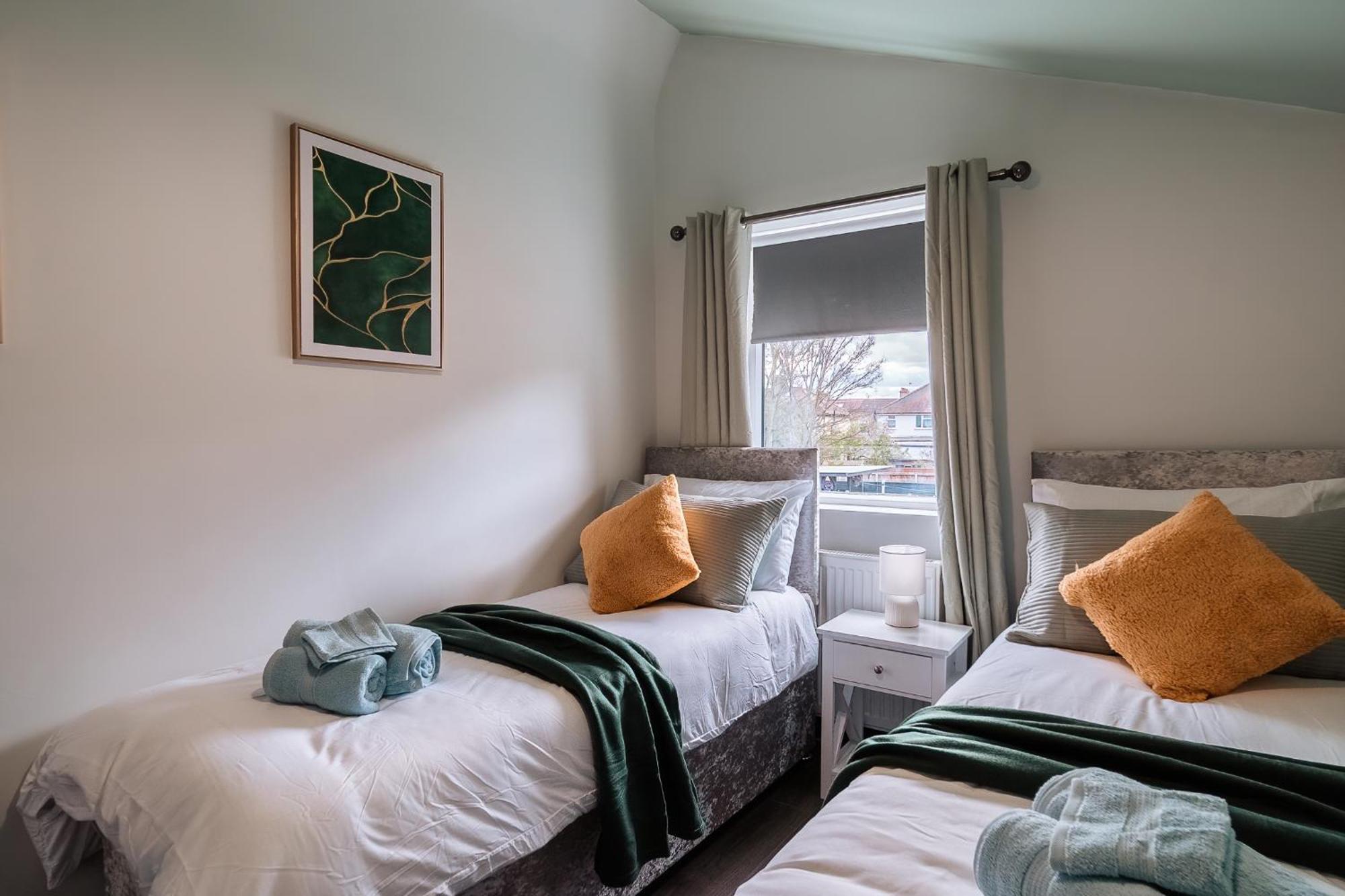 Vakantiehuis Edmonton - 4 Bedrooms, Sleeps 8, 3 Bathroom Contractor Base