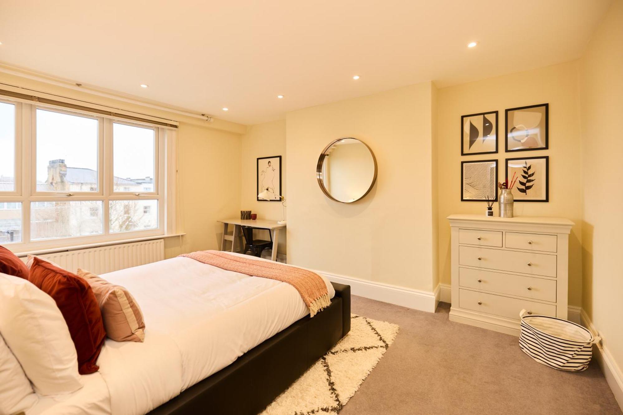 The Peckham Hideaway - Bright 3bdr Flat