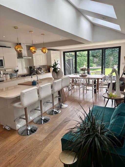 With Balcony Overlooking A Garden Privatunterkunft London