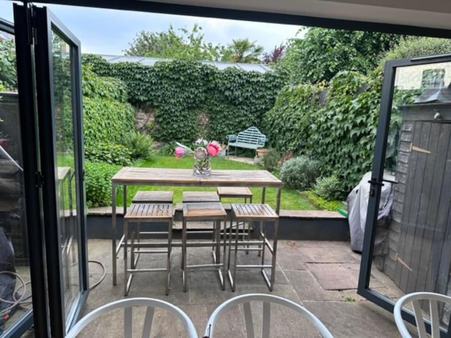 With Balcony Overlooking A Garden Privatunterkunft