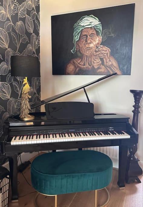 With Balcony Overlooking A Garden Privatunterkunft London