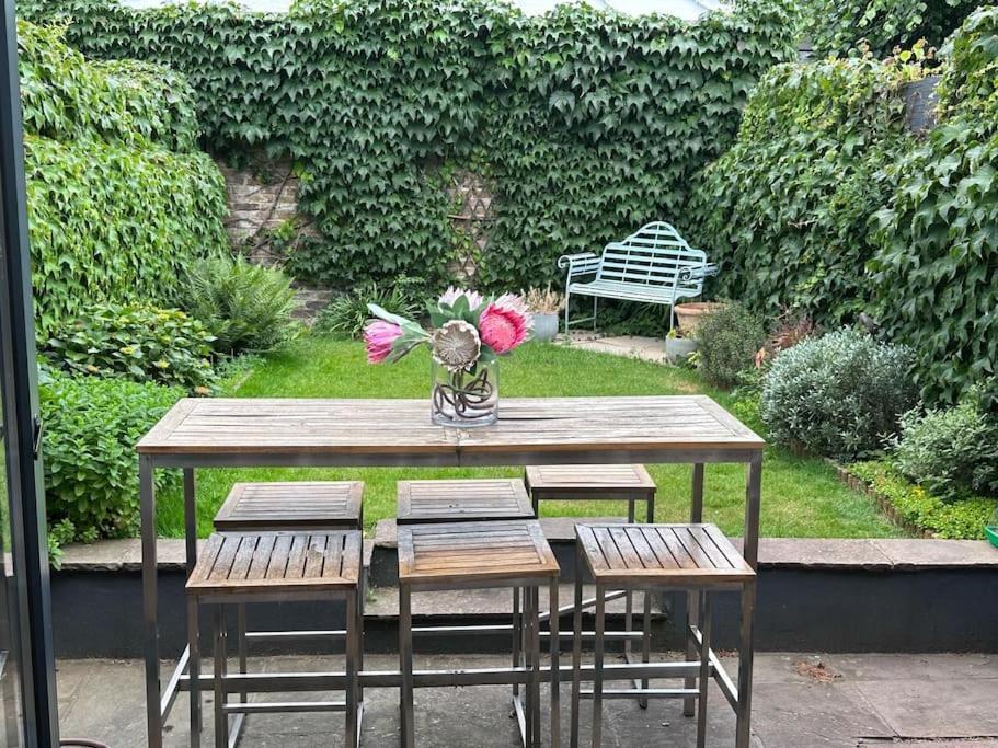 Privatunterkunft With Balcony Overlooking A Garden *