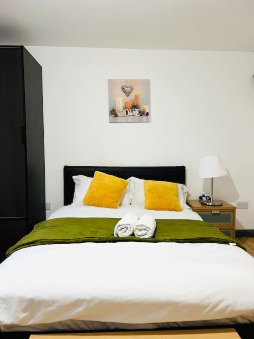 Excellent Two Bedroom Flat In Apartment *